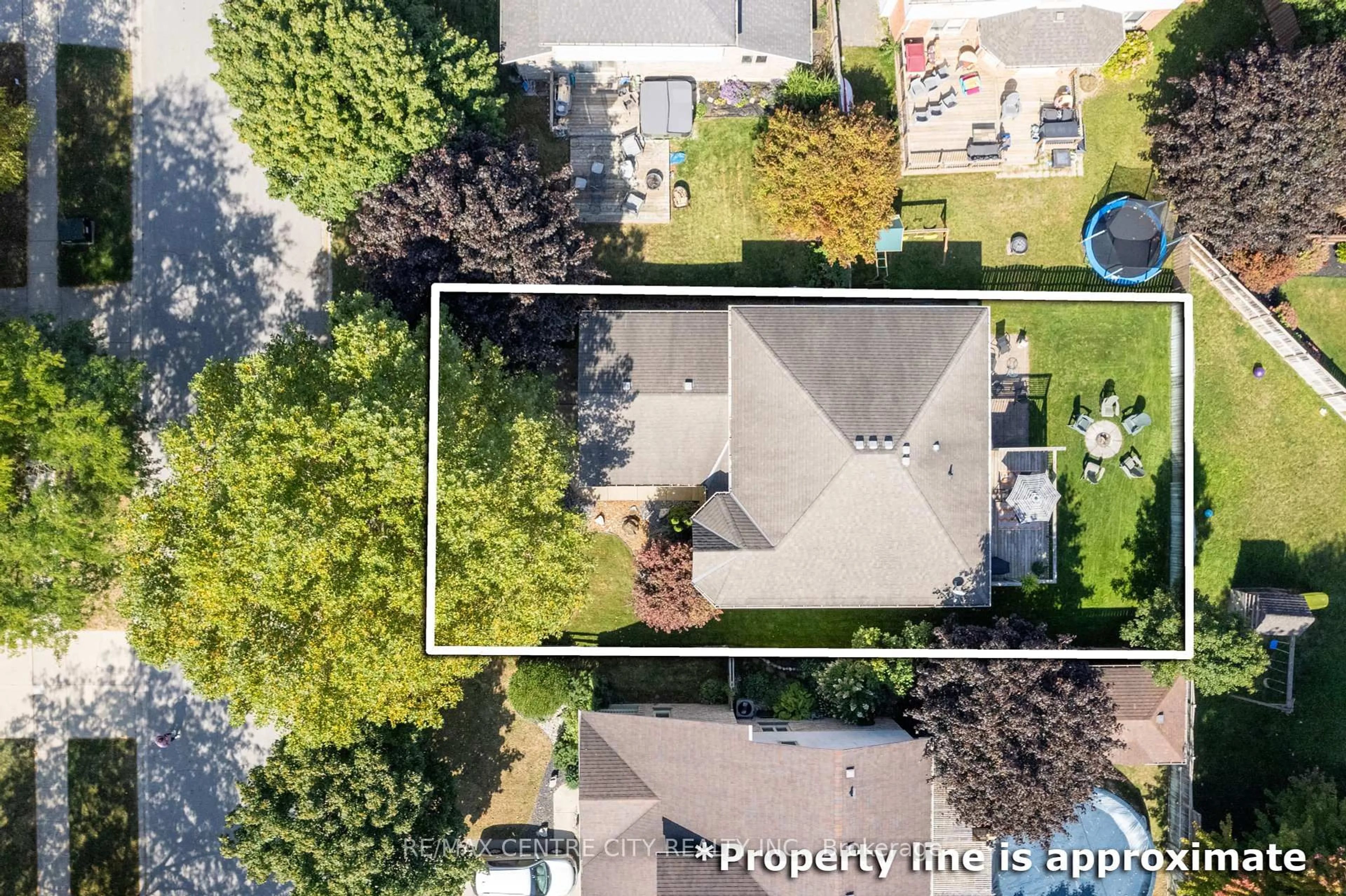 A pic from outside/outdoor area/front of a property/back of a property/a pic from drone, street for 495 Riverview Dr, Strathroy-Caradoc Ontario N7G 4B3