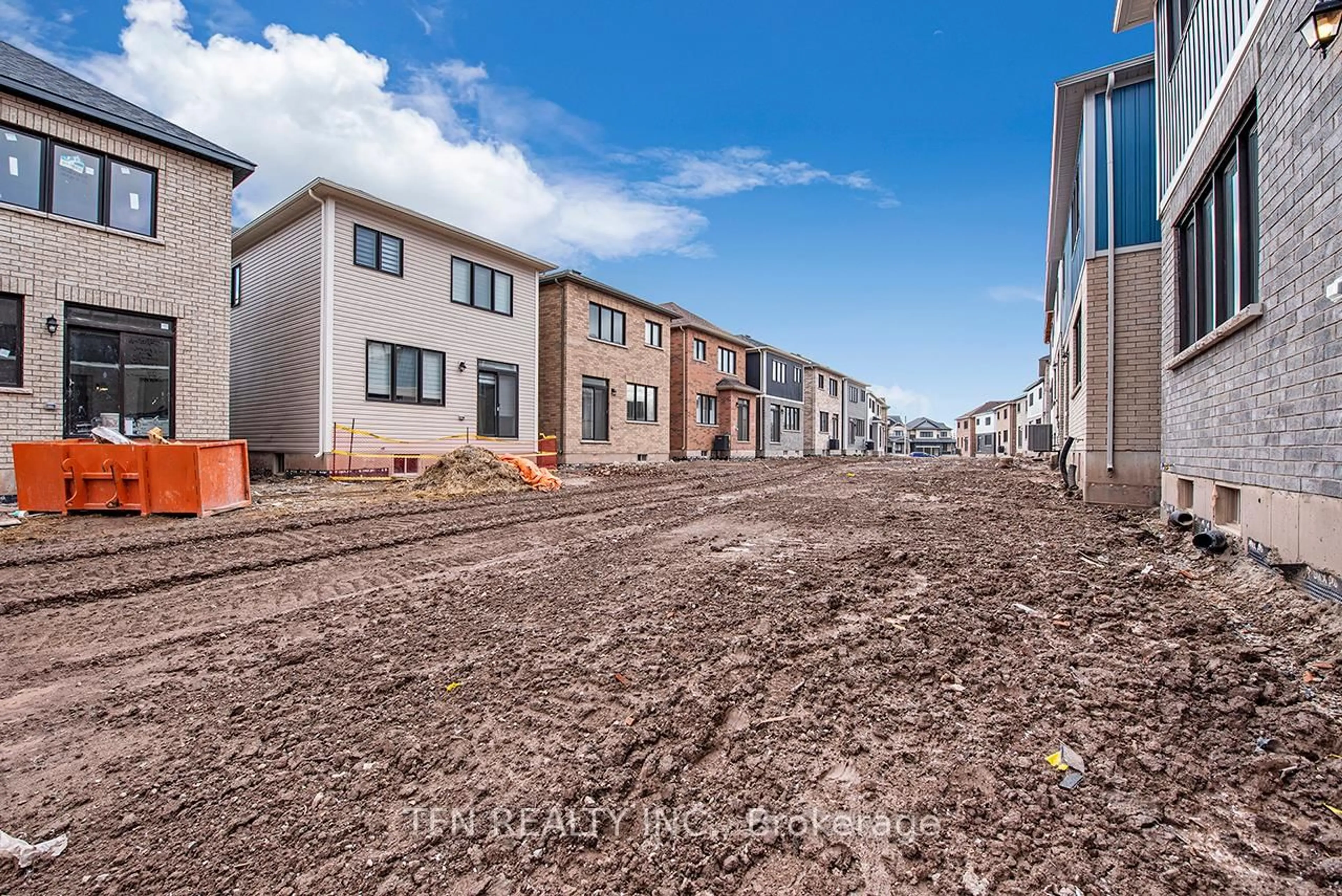 A pic from outside/outdoor area/front of a property/back of a property/a pic from drone, street for 132 Eastbridge Ave, Welland Ontario L3B 0M4