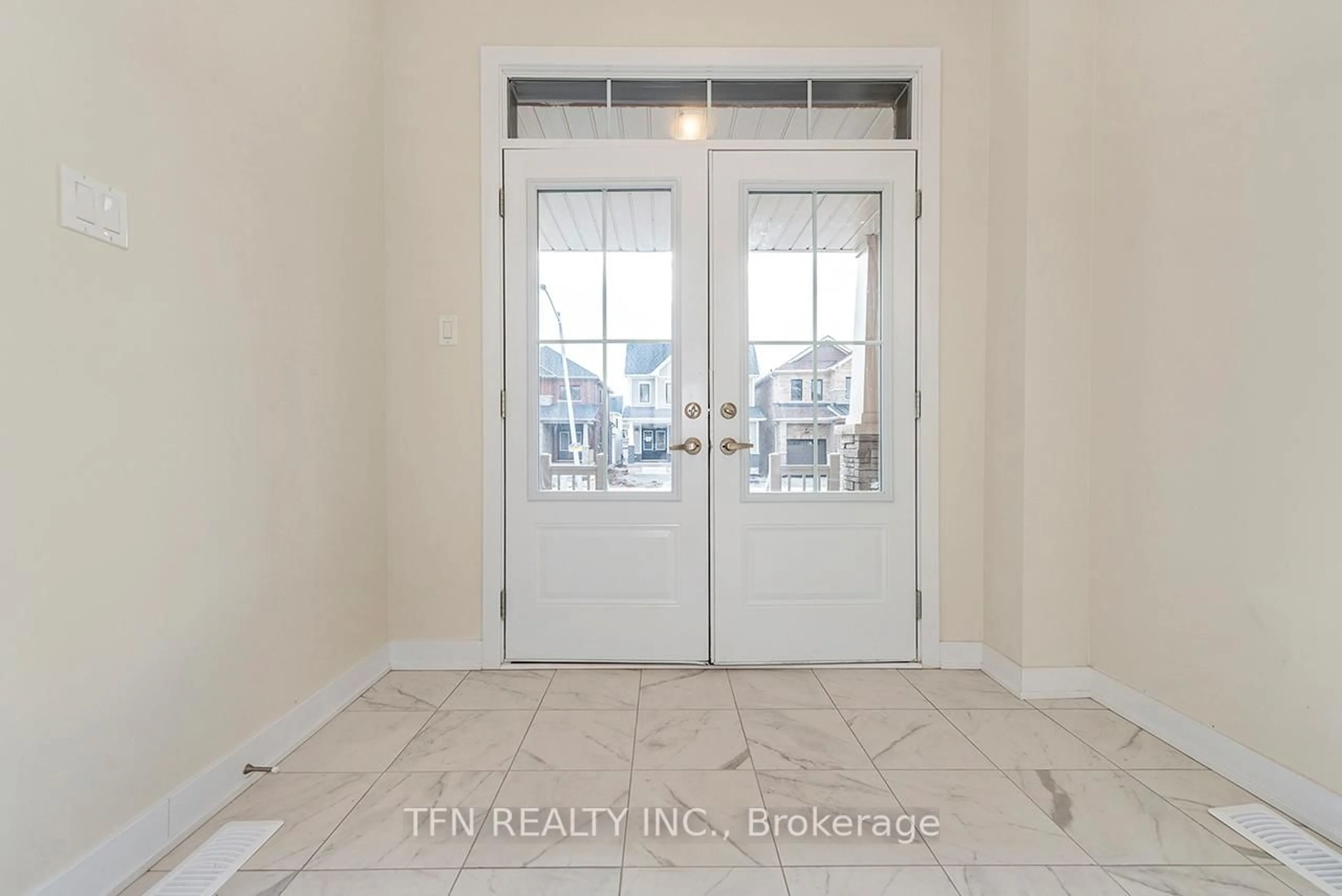 Indoor entryway for 56 Downriver Dr, Welland Ontario L3B 0M4