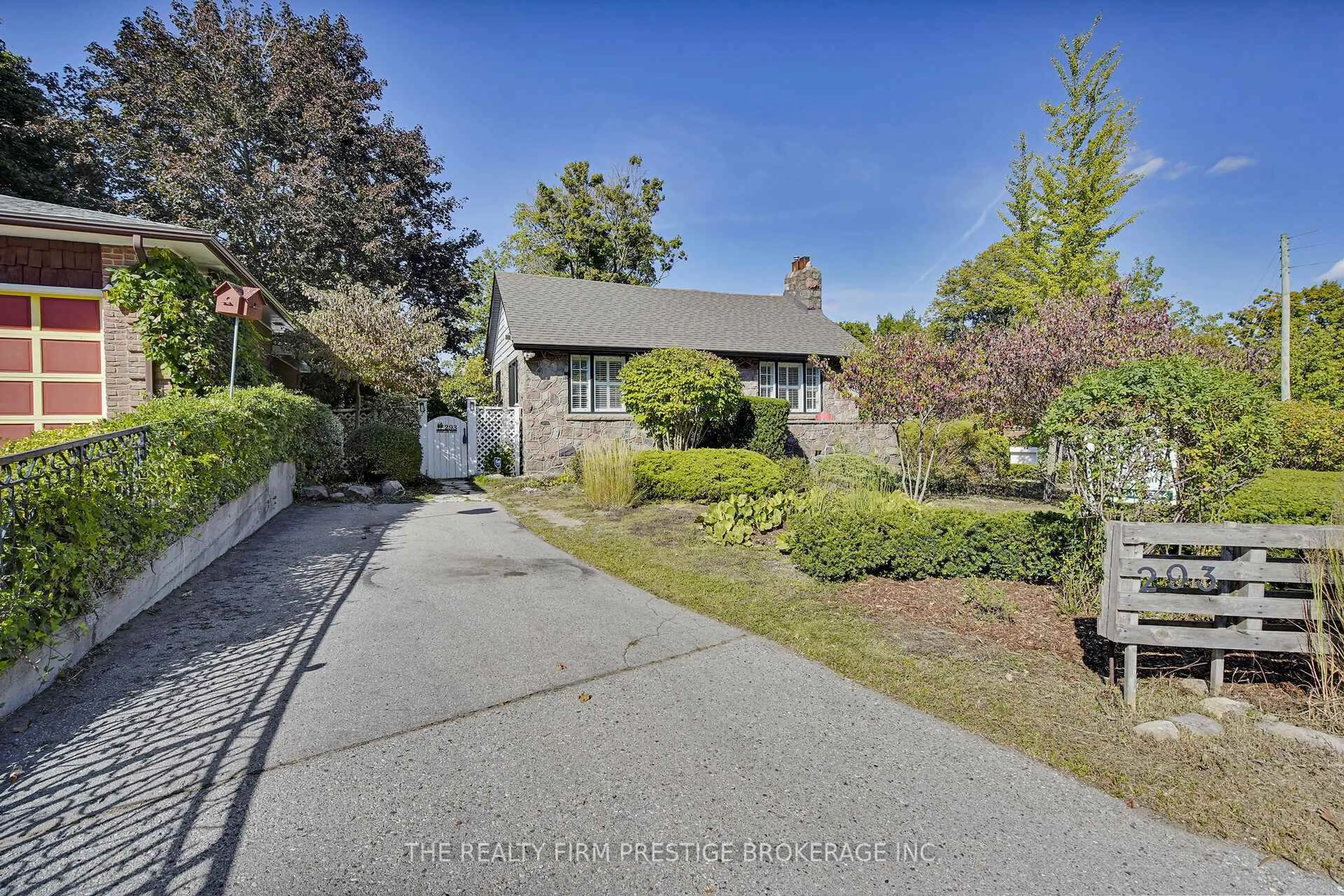 A pic from outside/outdoor area/front of a property/back of a property/a pic from drone, street for 293 Riverside Dr, London North Ontario N6H 1G2