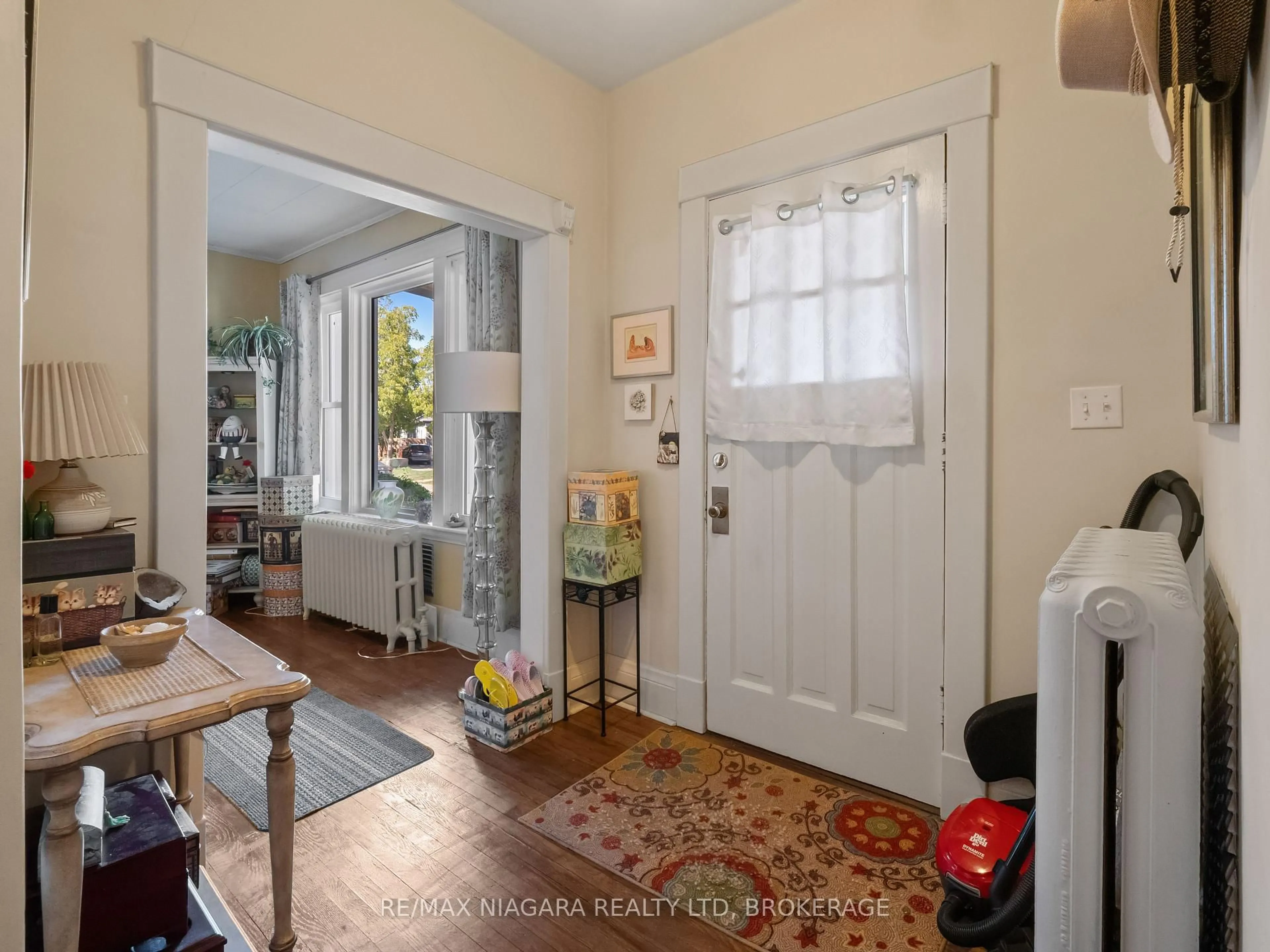 Indoor entryway for 4722 Ryerson Cres, Niagara Falls Ontario L2E 1E5