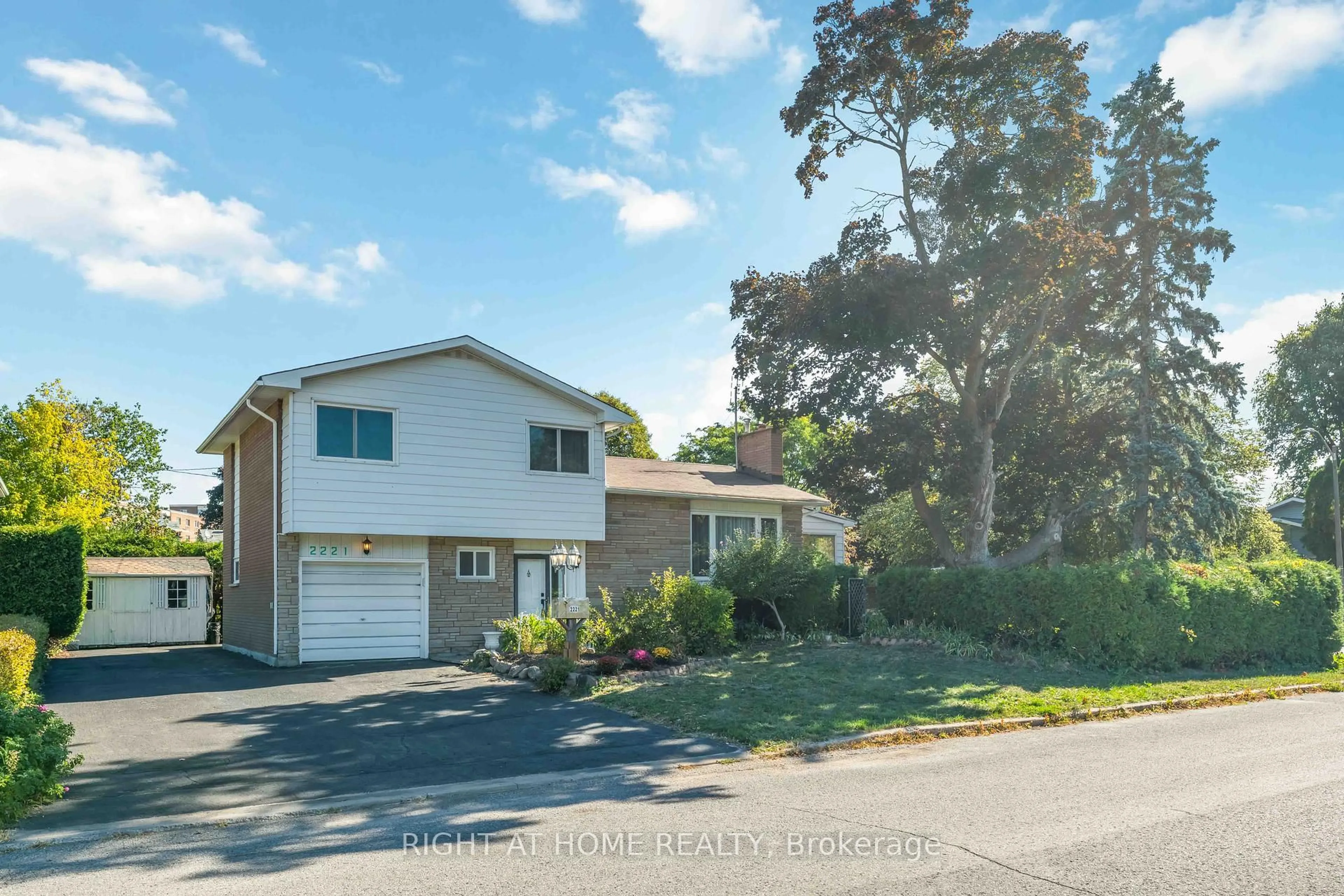 A pic from outside/outdoor area/front of a property/back of a property/a pic from drone, street for 2221 Circle Pl, Ottawa Ontario K1G 3E2
