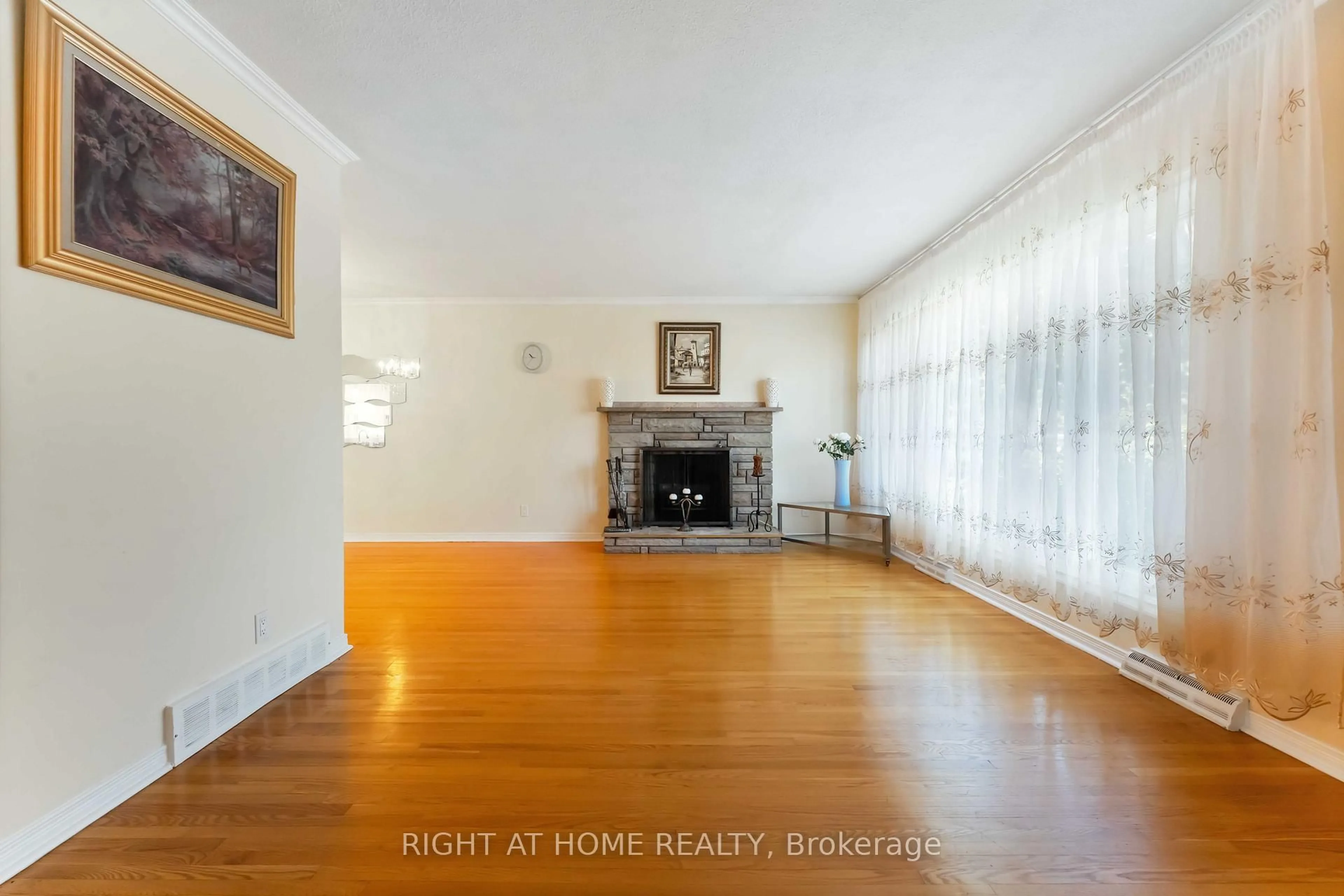 A pic of a room for 2221 Circle Pl, Ottawa Ontario K1G 3E2