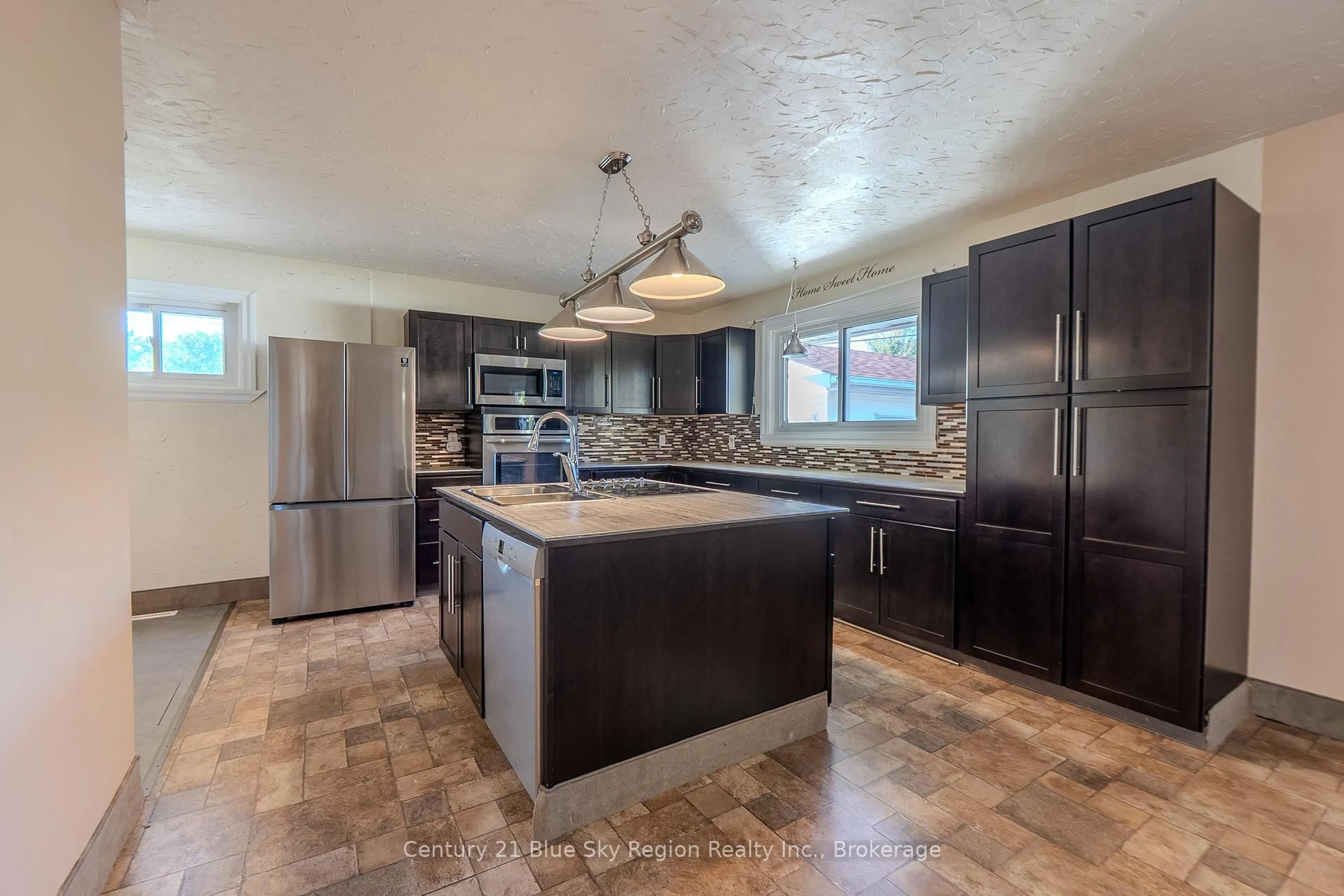 Open concept kitchen, ceramic/tile floor for 735 Mckay Ave, North Bay Ontario P1B 7W2