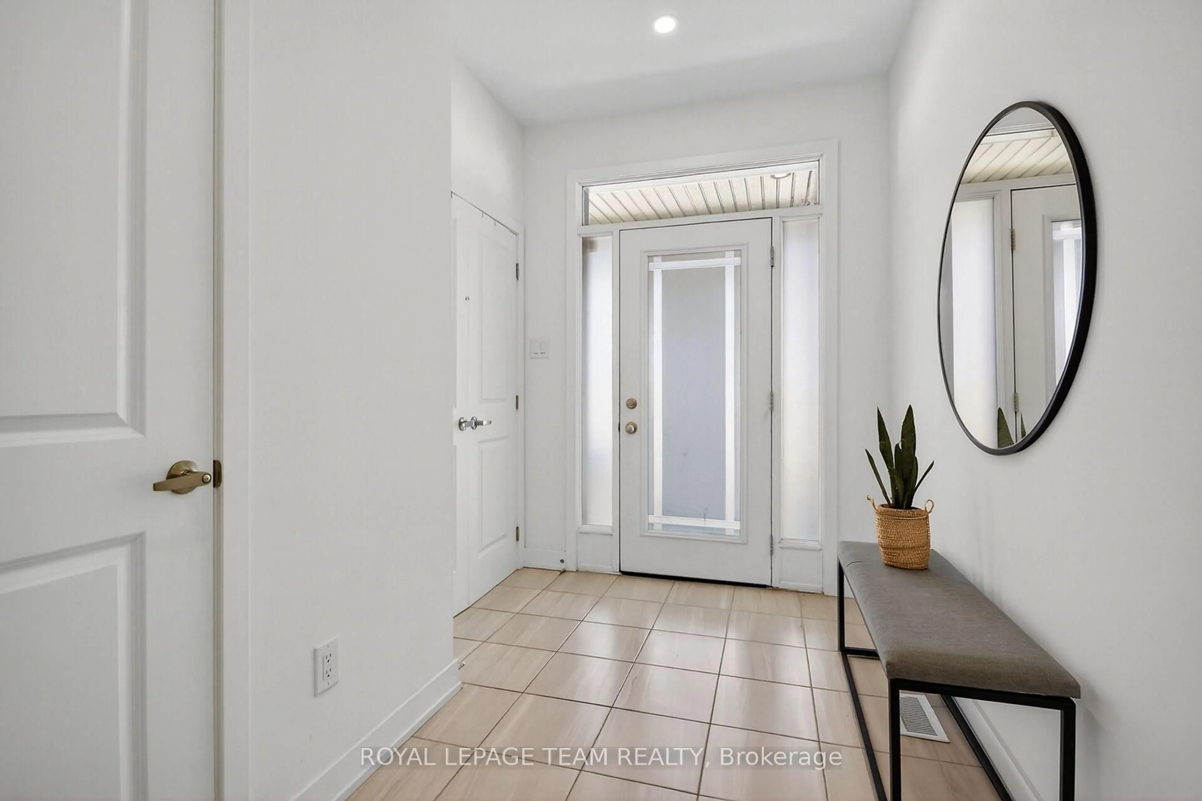 Indoor entryway for 337 Ibanez Walk, Ottawa Ontario K1T 0V8