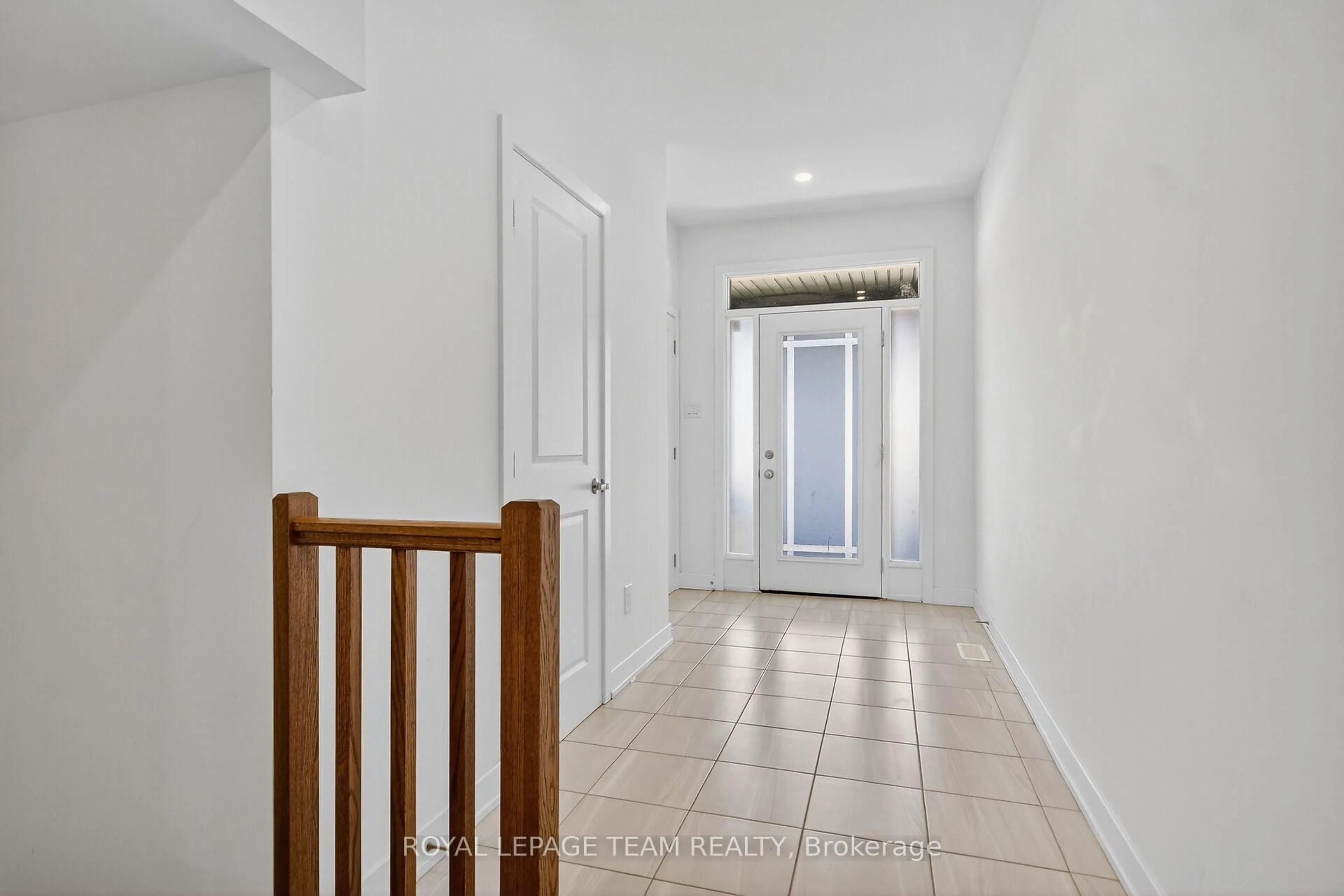 Indoor entryway for 337 Ibanez Walk, Ottawa Ontario K1T 0V8
