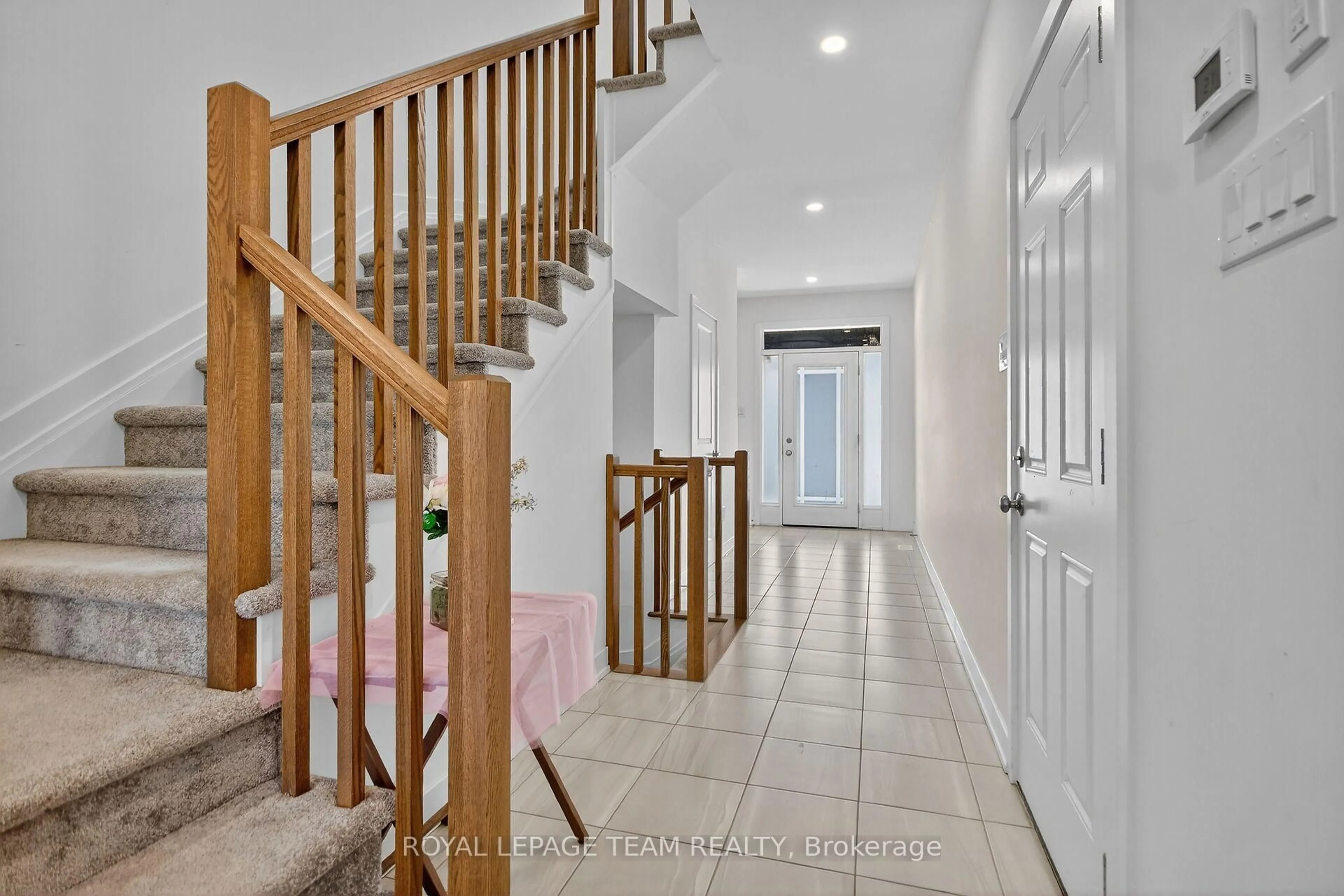 Indoor foyer for 337 Ibanez Walk, Ottawa Ontario K1T 0V8