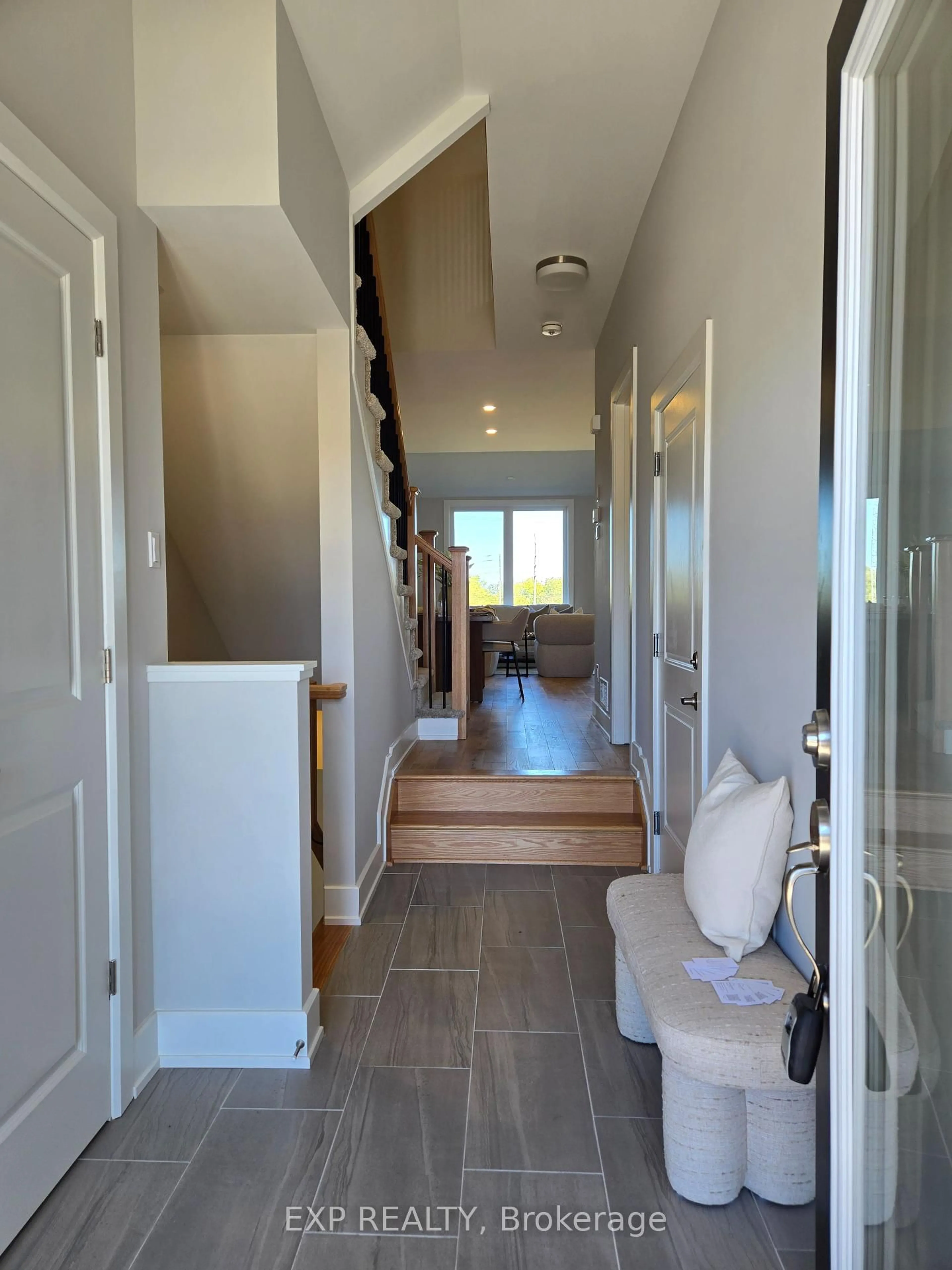 Indoor entryway for 175 CRAIG DUNCAN Terr, Ottawa Ontario K2S 3C4