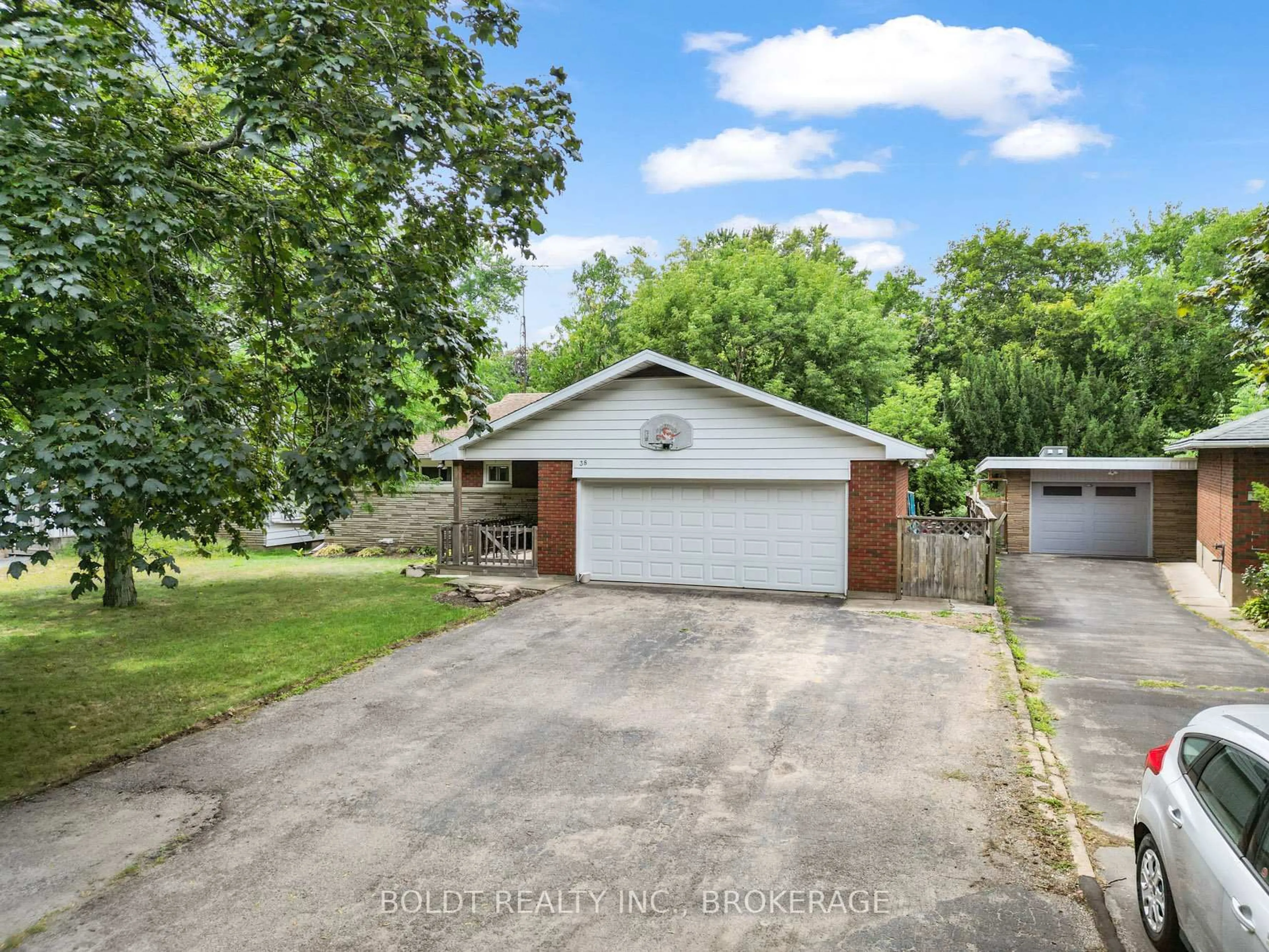 A pic from outside/outdoor area/front of a property/back of a property/a pic from drone, street for 38 KENWORTH Dr, St. Catharines Ontario L2M 4S2