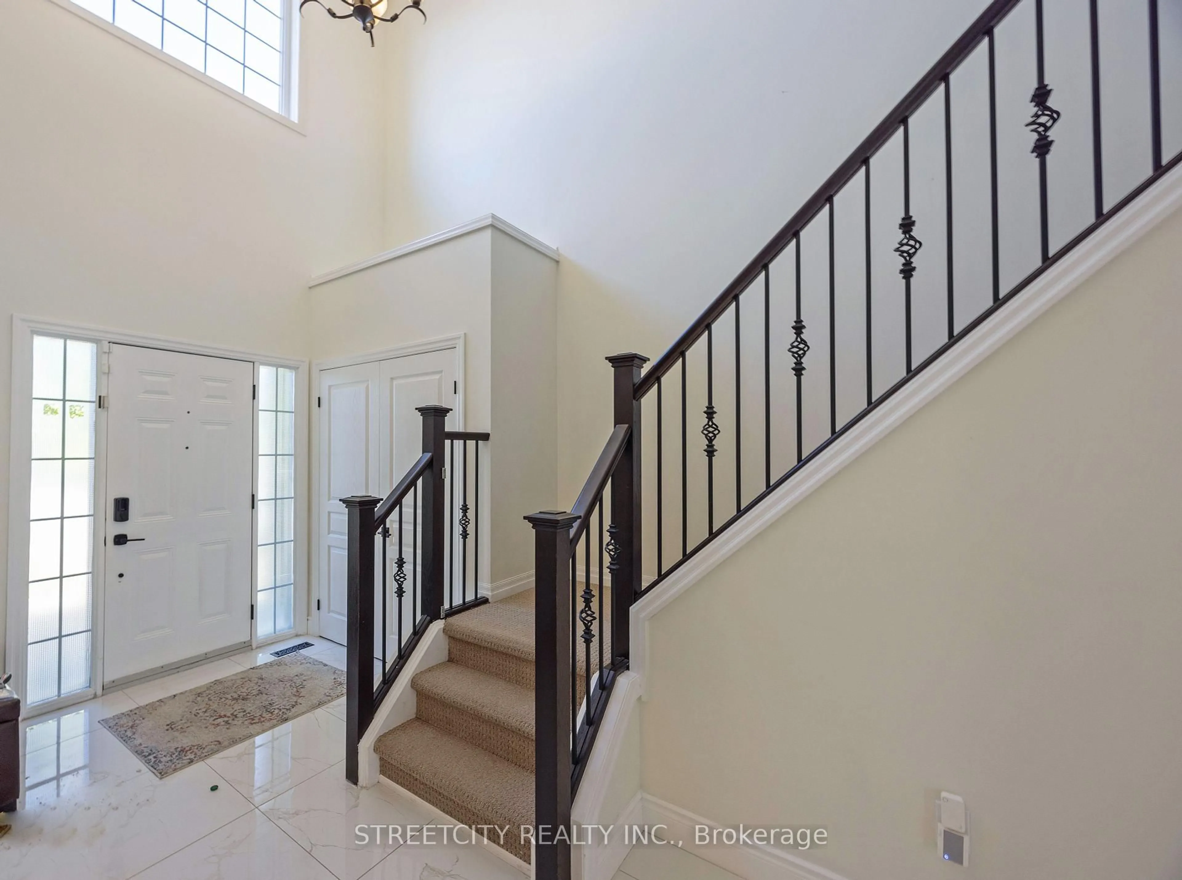 Indoor foyer for 1502 Coronation Dr, London North Ontario N6G 5P6