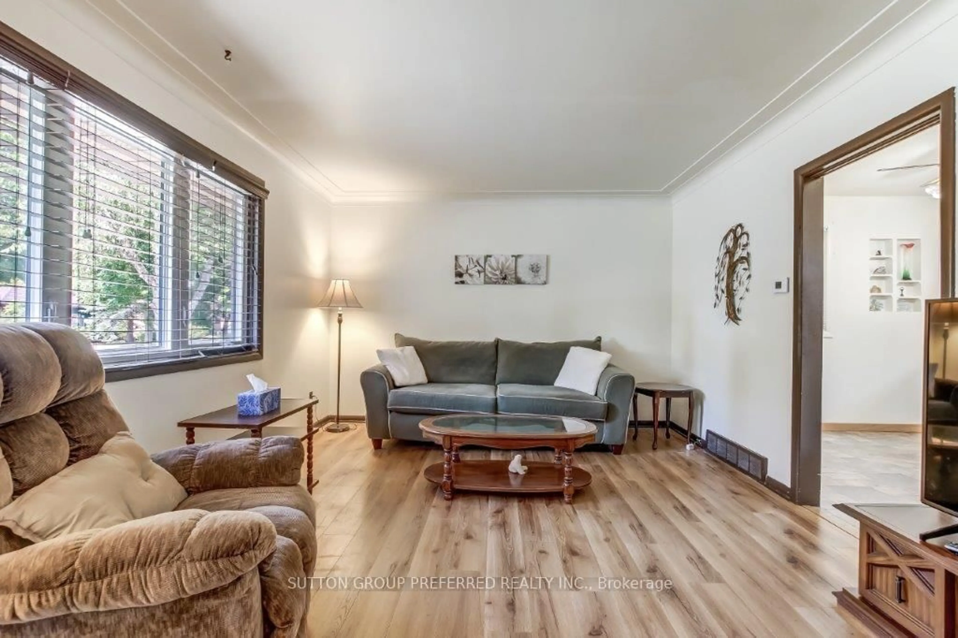 Living room with furniture, wood/laminate floor for 1085 Chippewa Dr, London East Ontario N5V 2T8