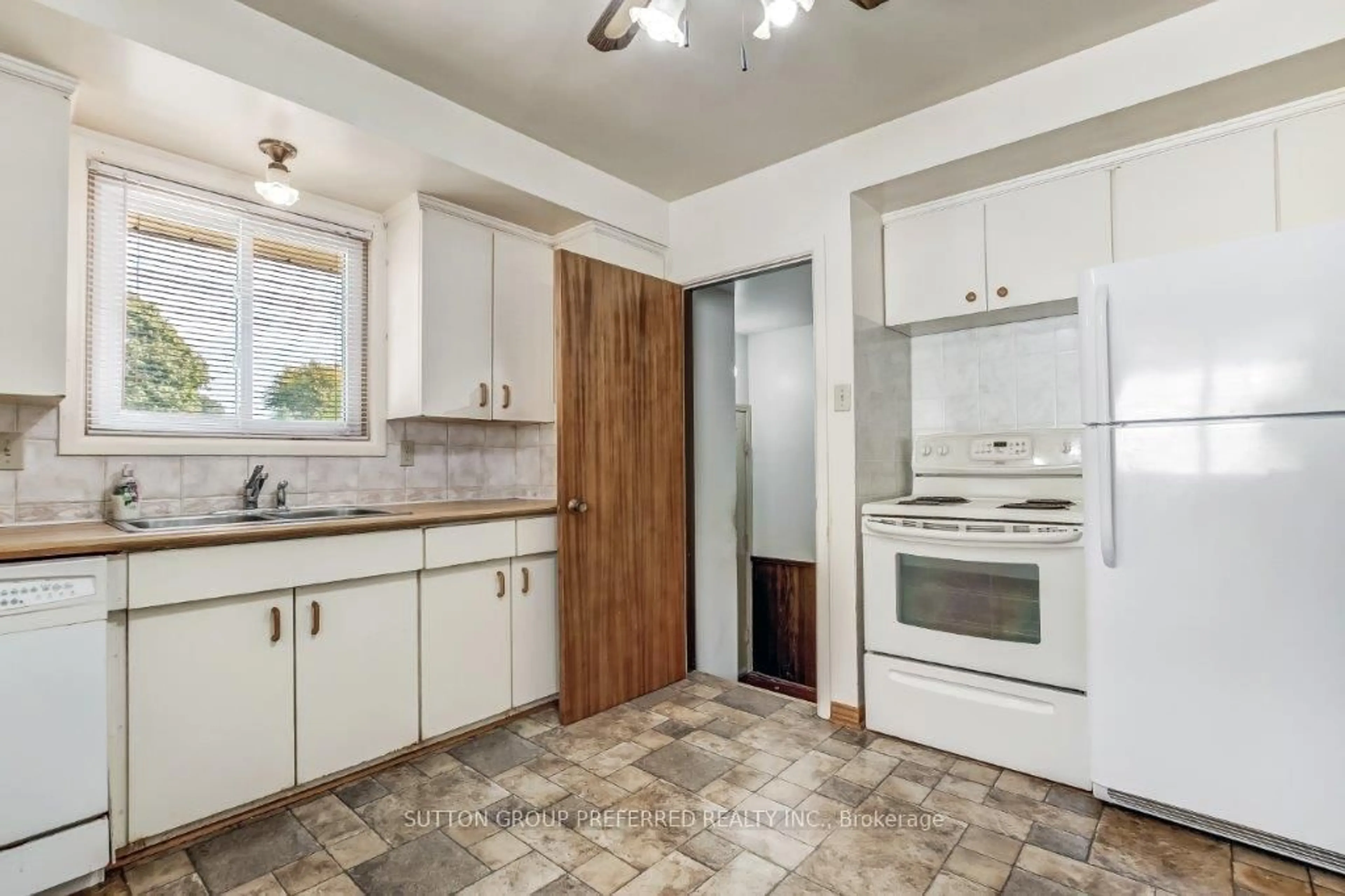 Standard kitchen, unknown for 1085 Chippewa Dr, London East Ontario N5V 2T8