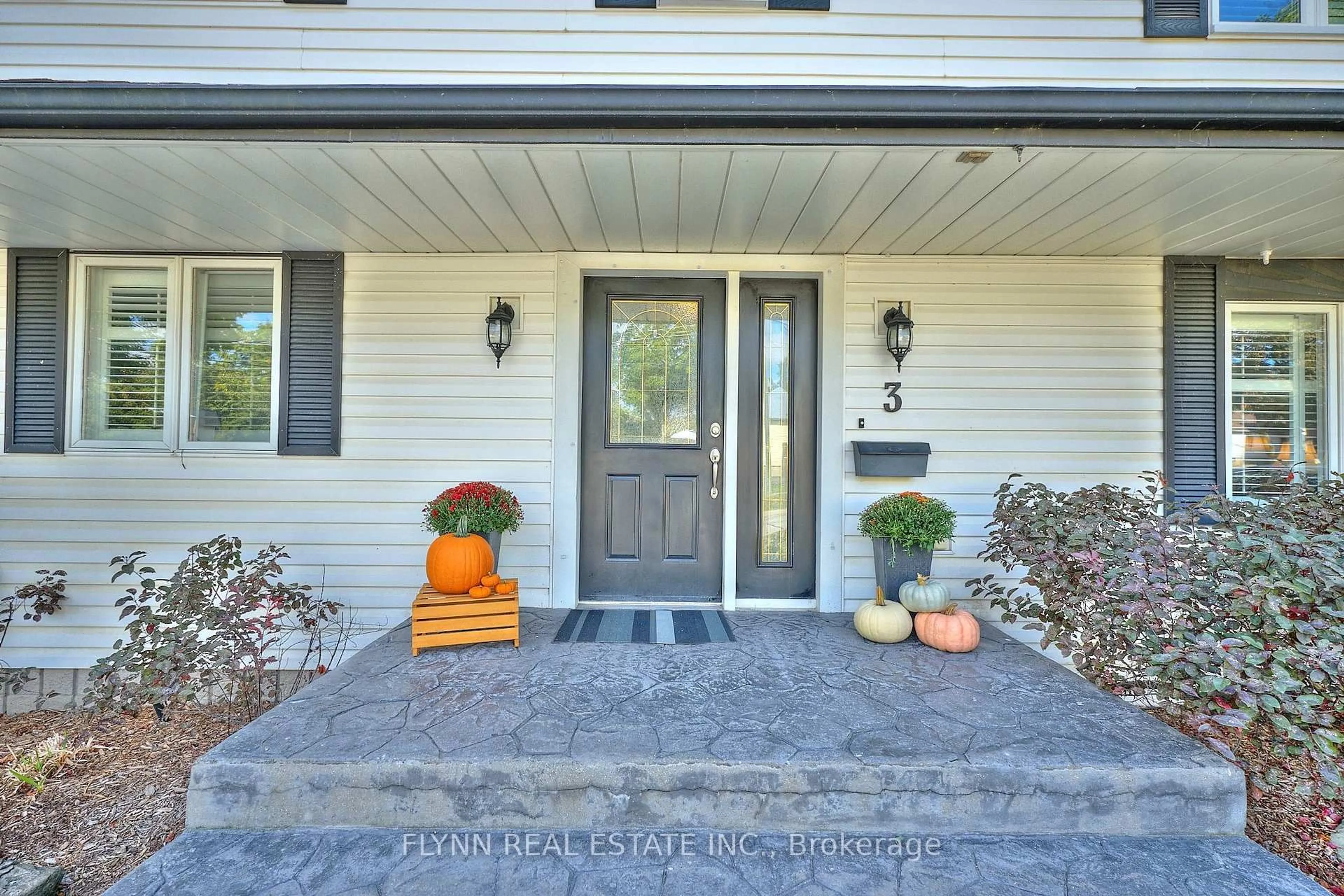 Indoor entryway for 3 Brock St, Thorold Ontario L2V 1V7