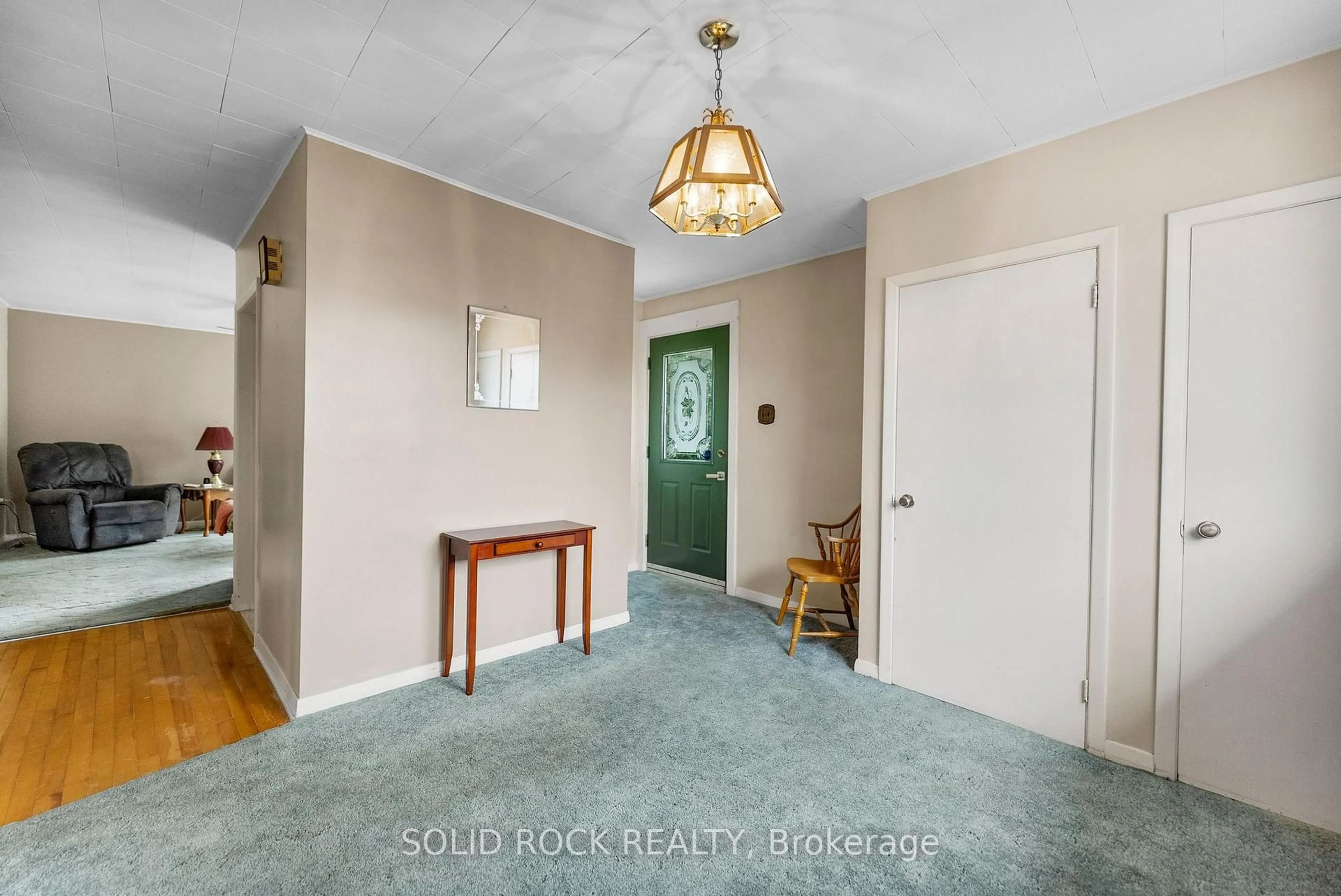 Indoor entryway for 923 Raglan St, Renfrew Ontario K7V 1S6