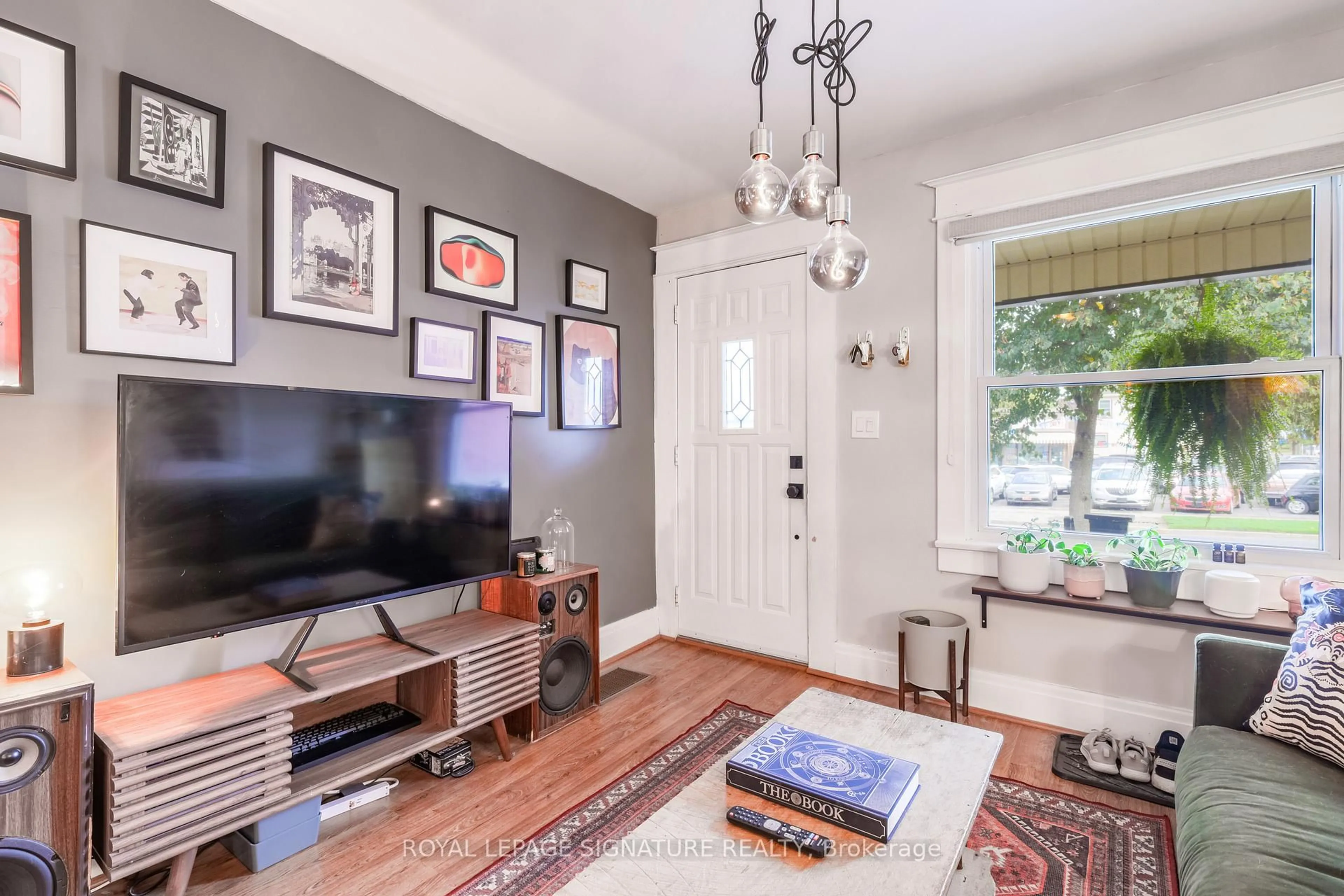 Indoor entryway for 233 Lake St, St. Catharines Ontario L2R 5Z5
