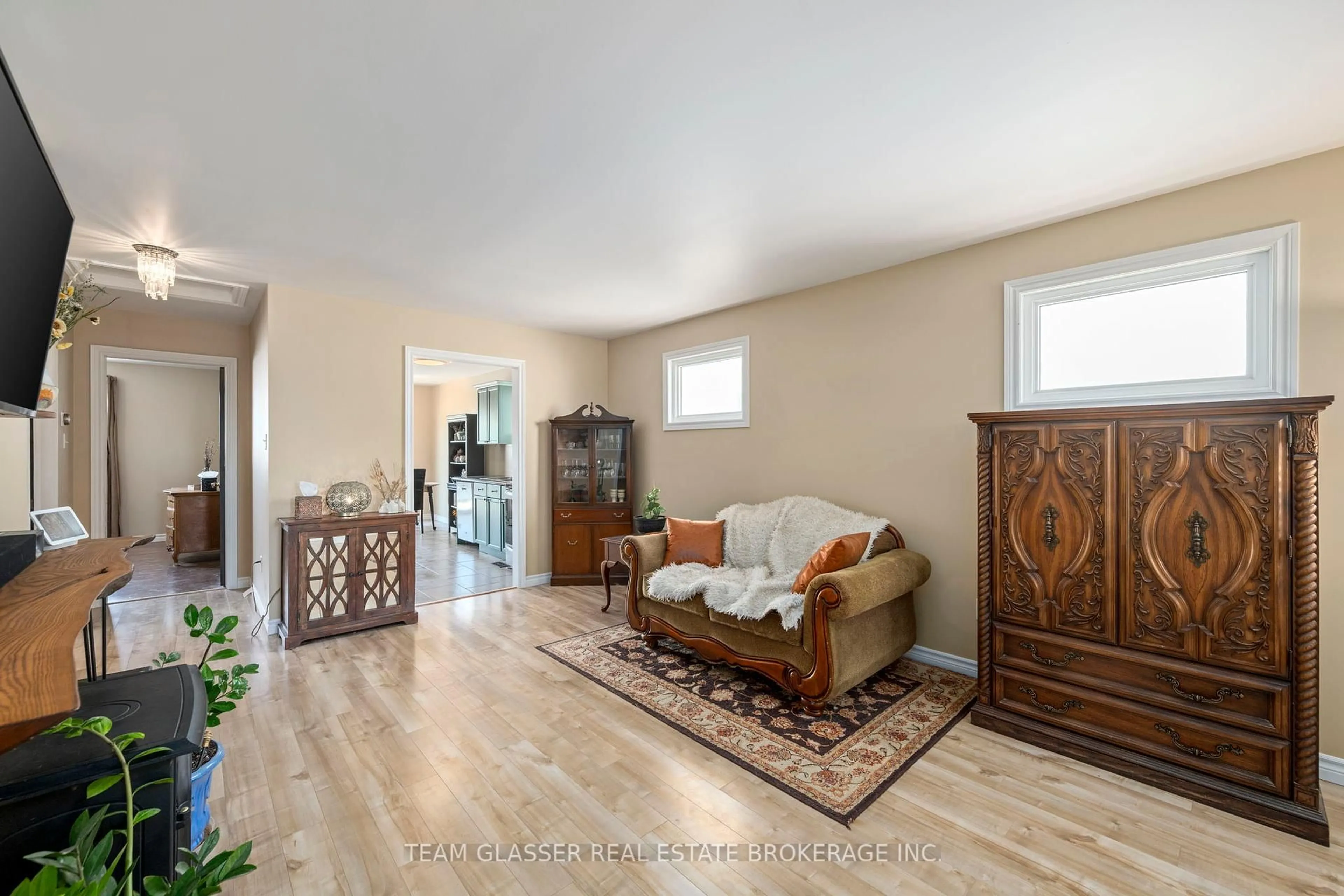 Living room with furniture, unknown for 76 JUNO Dr, St. Thomas Ontario N5R 6E9