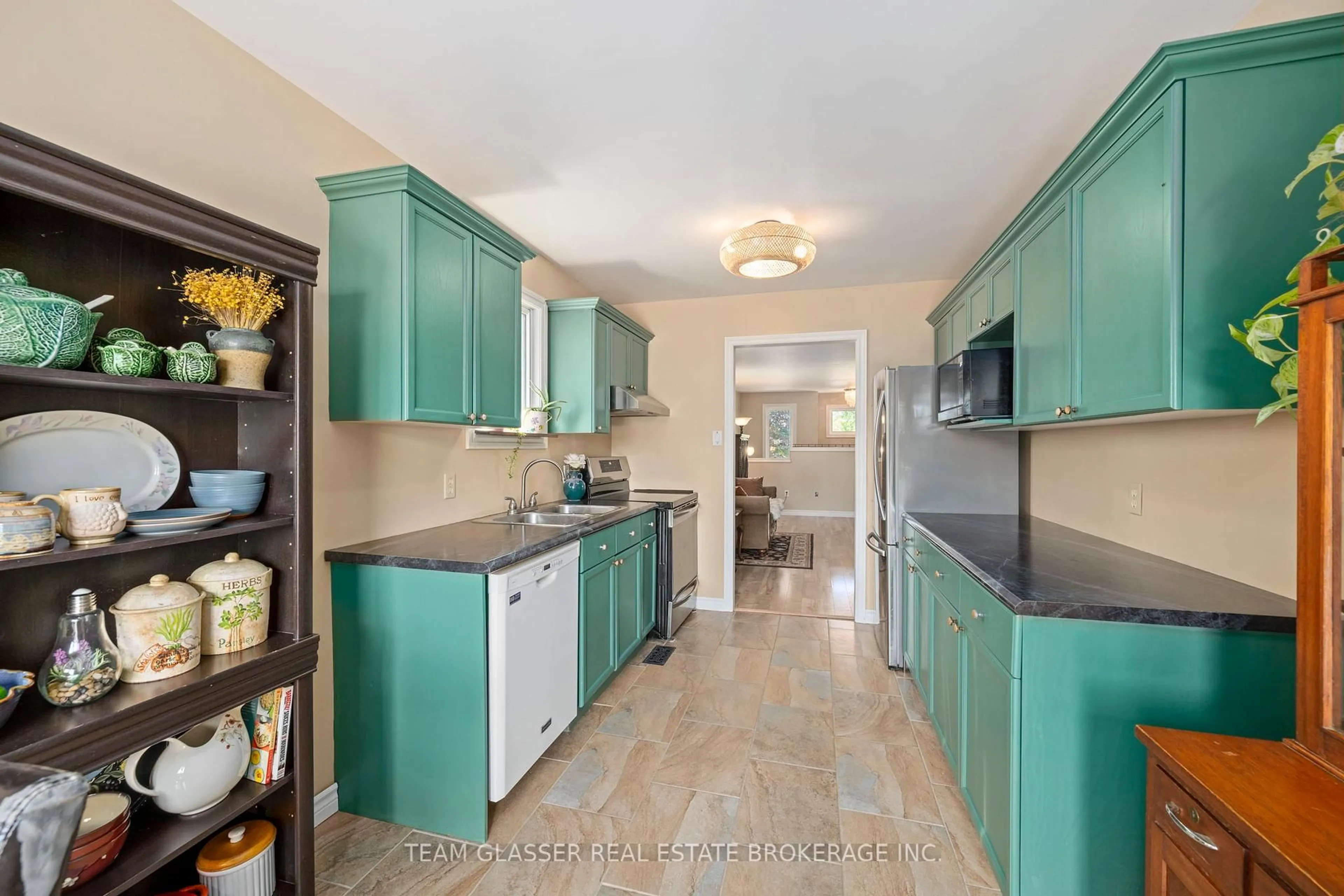 Standard kitchen, ceramic/tile floor for 76 JUNO Dr, St. Thomas Ontario N5R 6E9