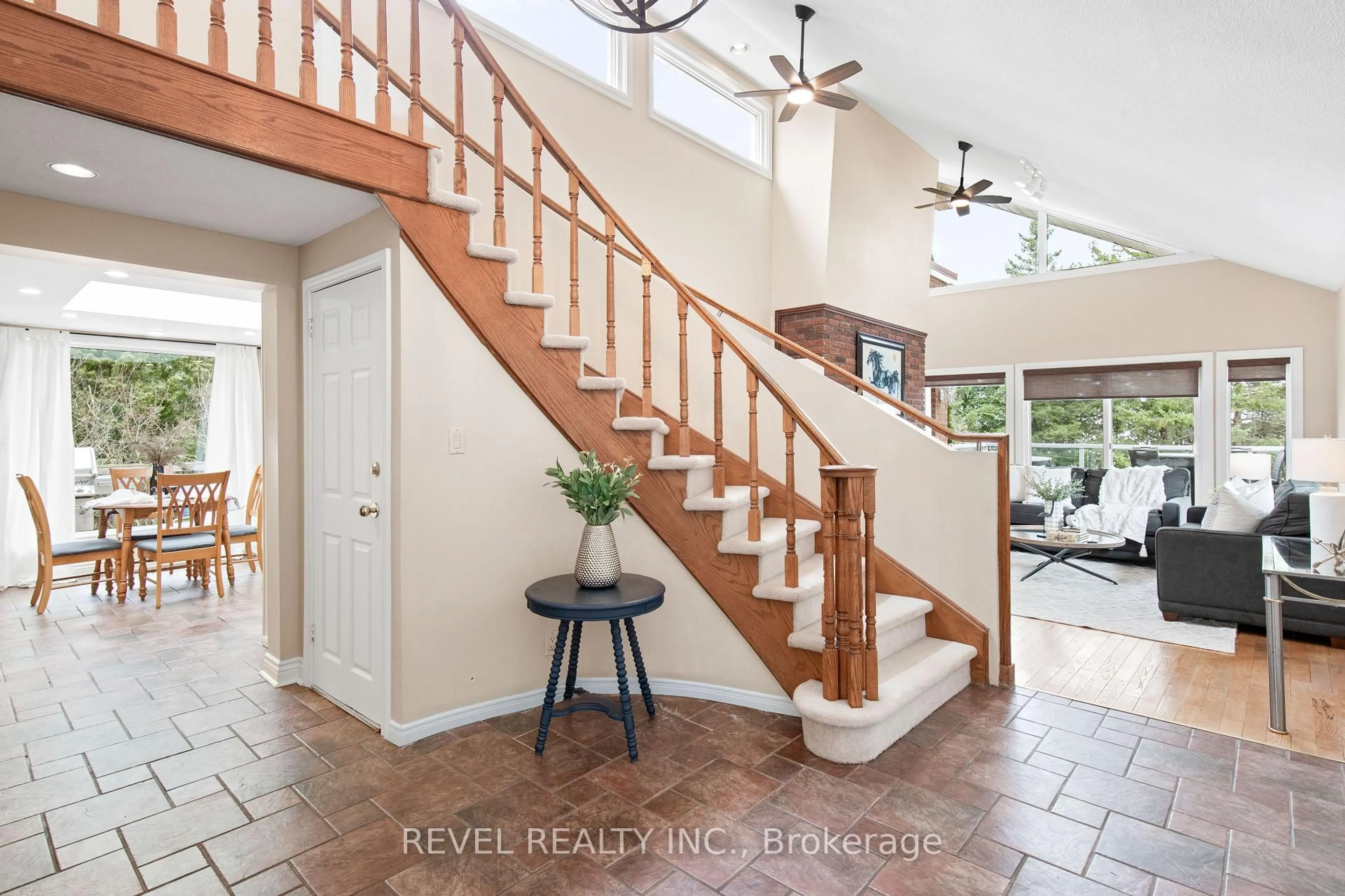Indoor entryway for 27 Cedar Cres, Kawartha Lakes Ontario L0B 1K0