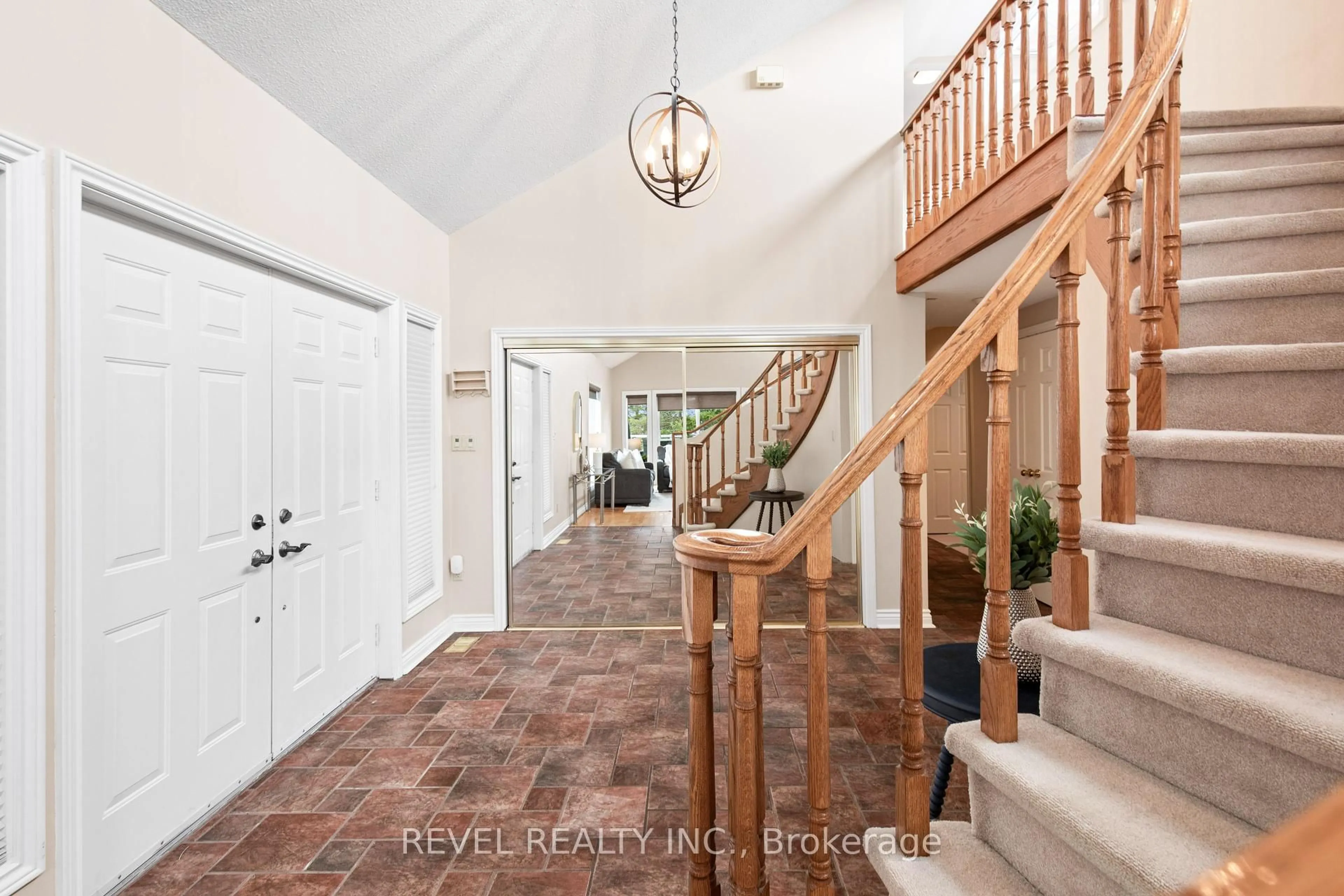 Indoor entryway for 27 Cedar Cres, Kawartha Lakes Ontario L0B 1K0