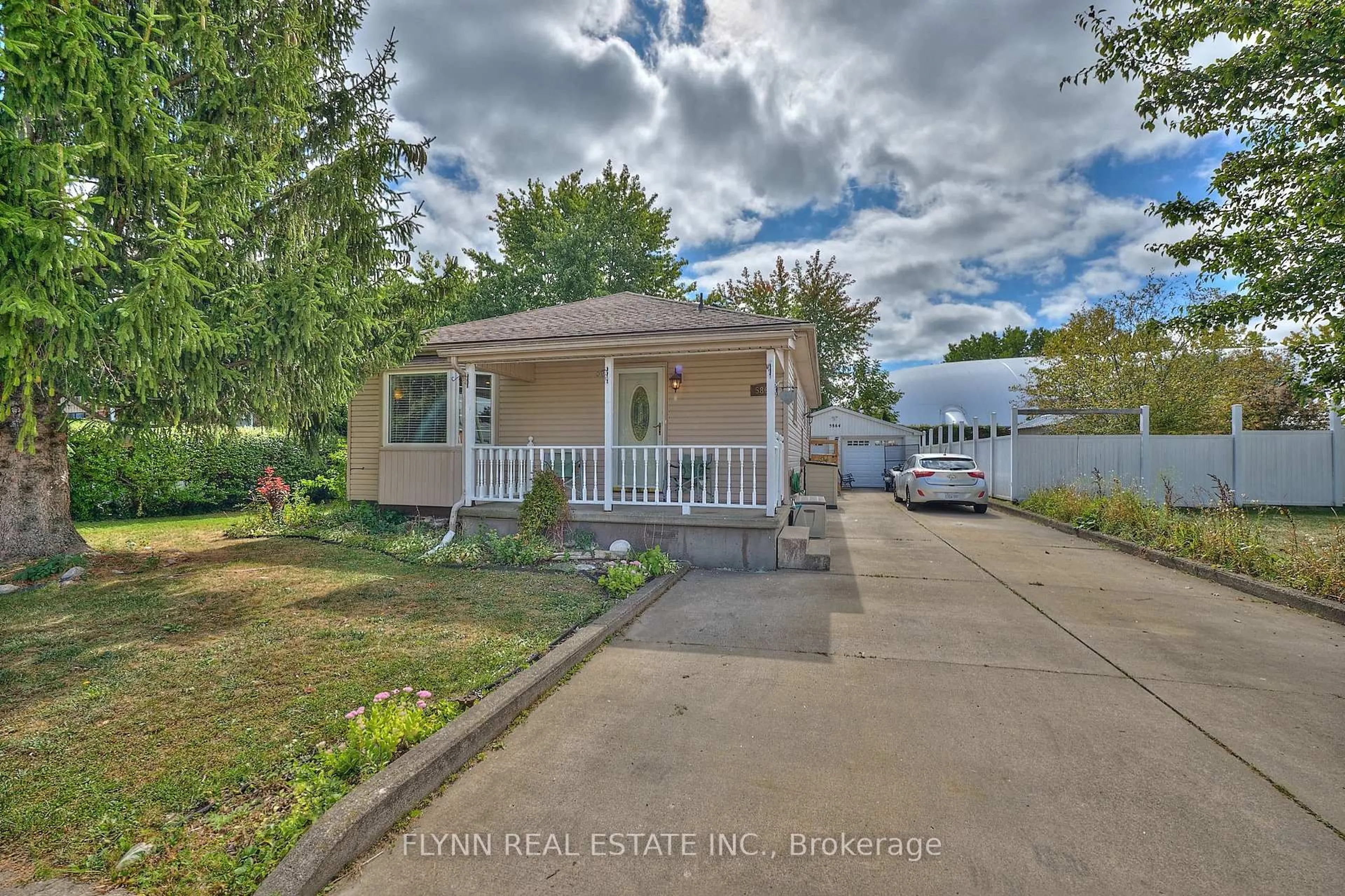 A pic from outside/outdoor area/front of a property/back of a property/a pic from drone, street for 5864 Keith St, Niagara Falls Ontario L2J 1J9