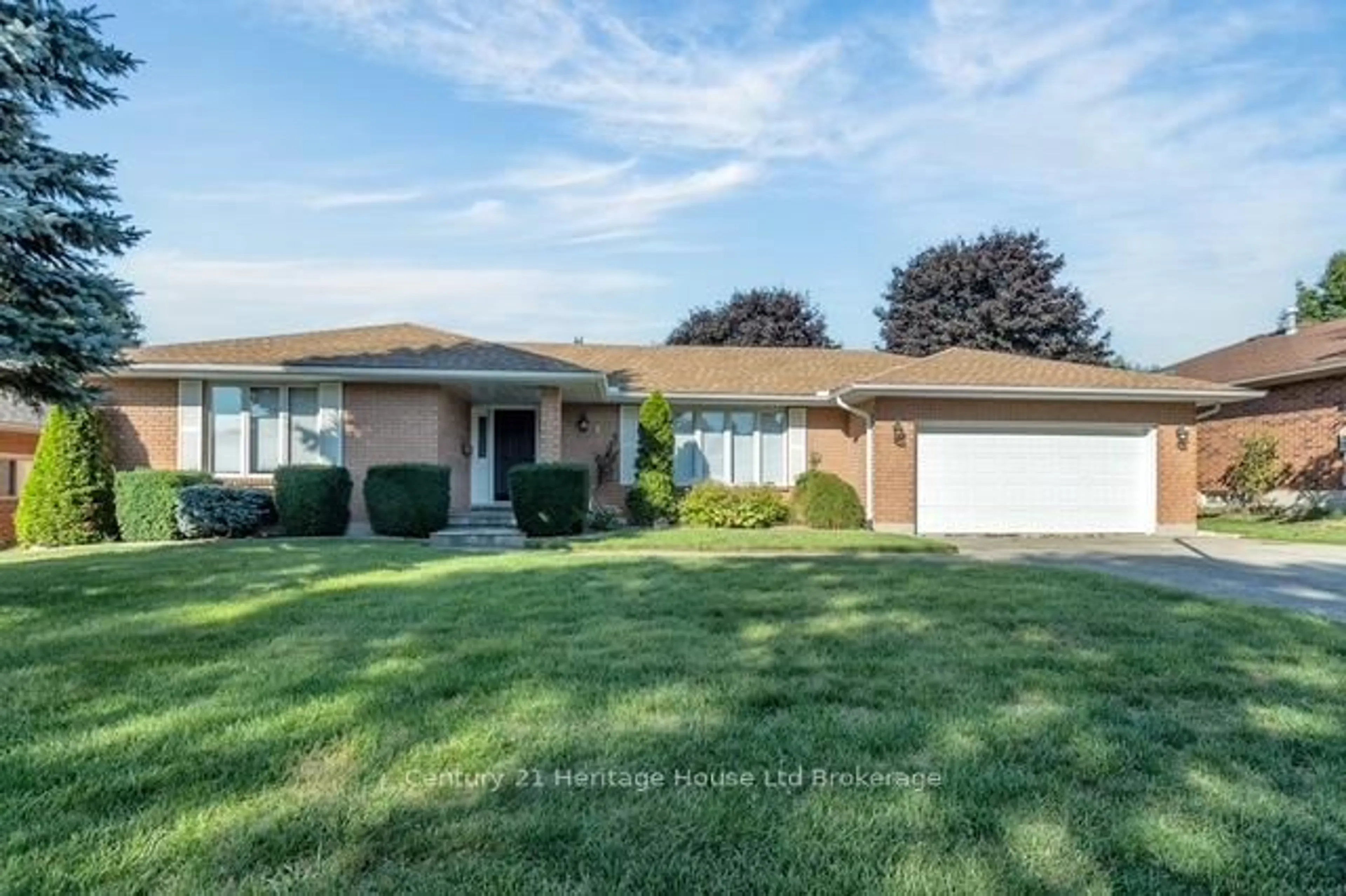 Home with vinyl exterior material, street for 5 Thomas Ave, Tillsonburg Ontario N4G 5K8