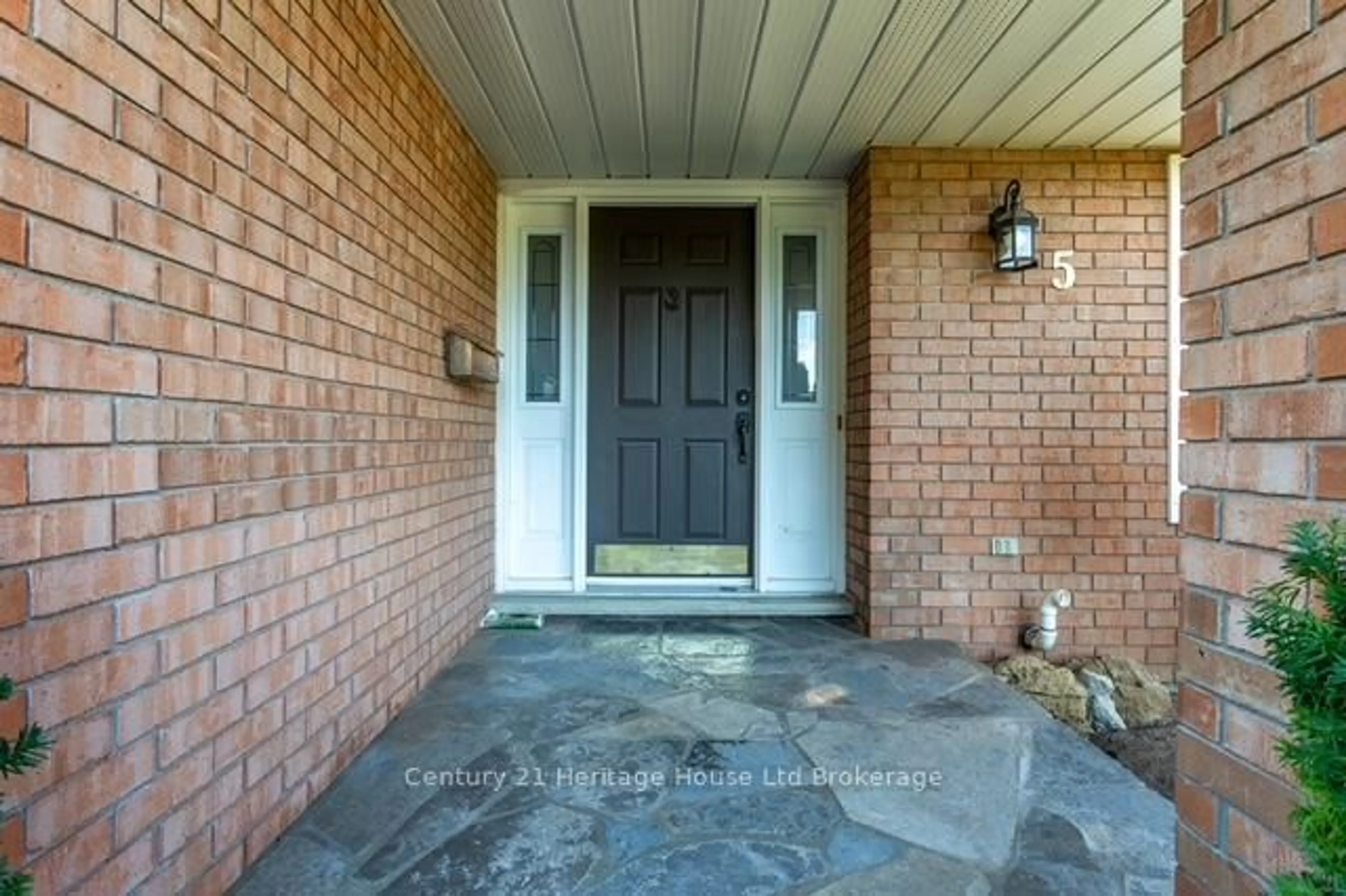 Indoor entryway for 5 Thomas Ave, Tillsonburg Ontario N4G 5K8