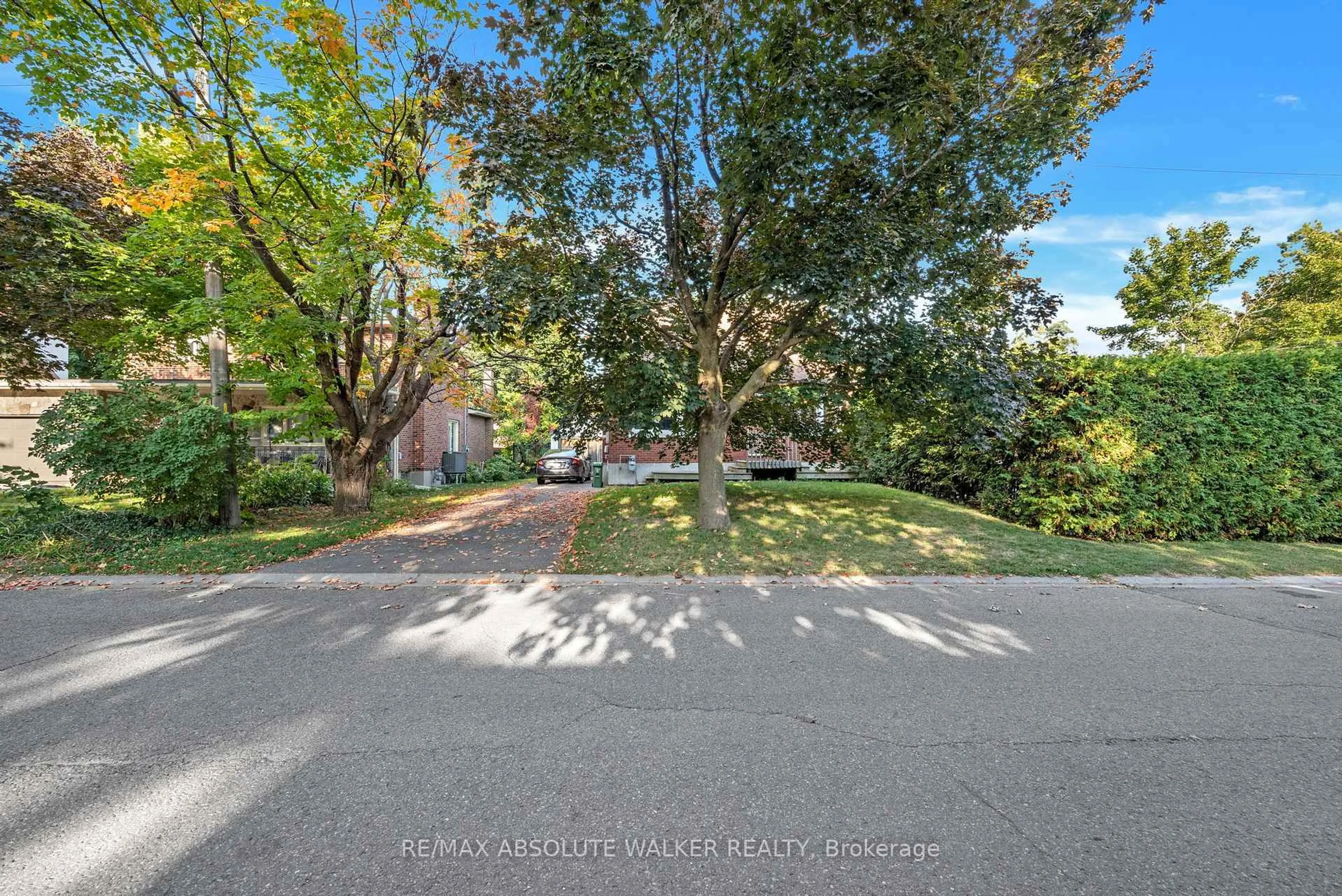 A pic from outside/outdoor area/front of a property/back of a property/a pic from drone, street for 899 Maplewood Ave, Ottawa Ontario K2B 5V6