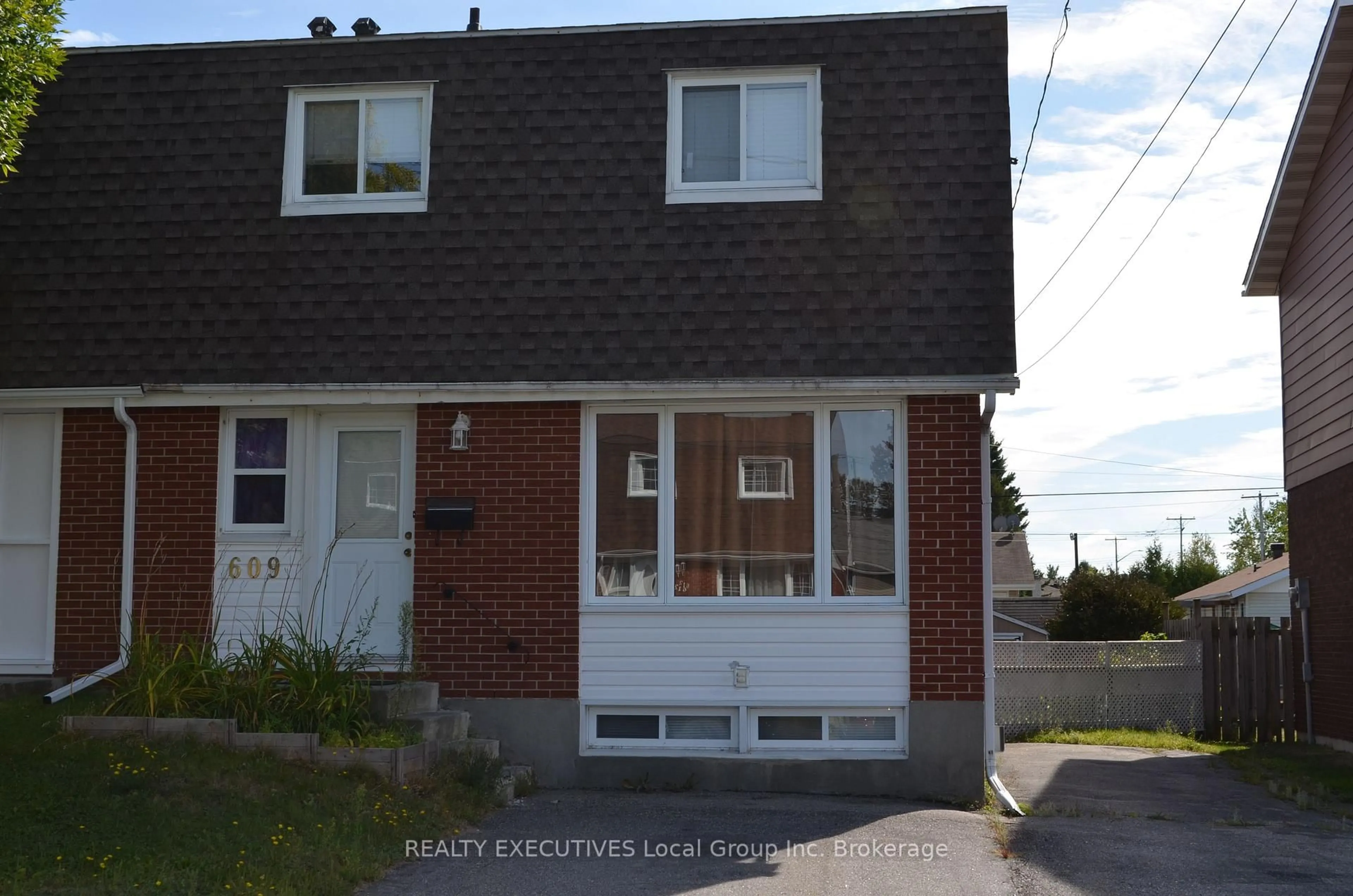 Home with vinyl exterior material, street for 609 Dane Ave, North Bay Ontario P1B 7G8