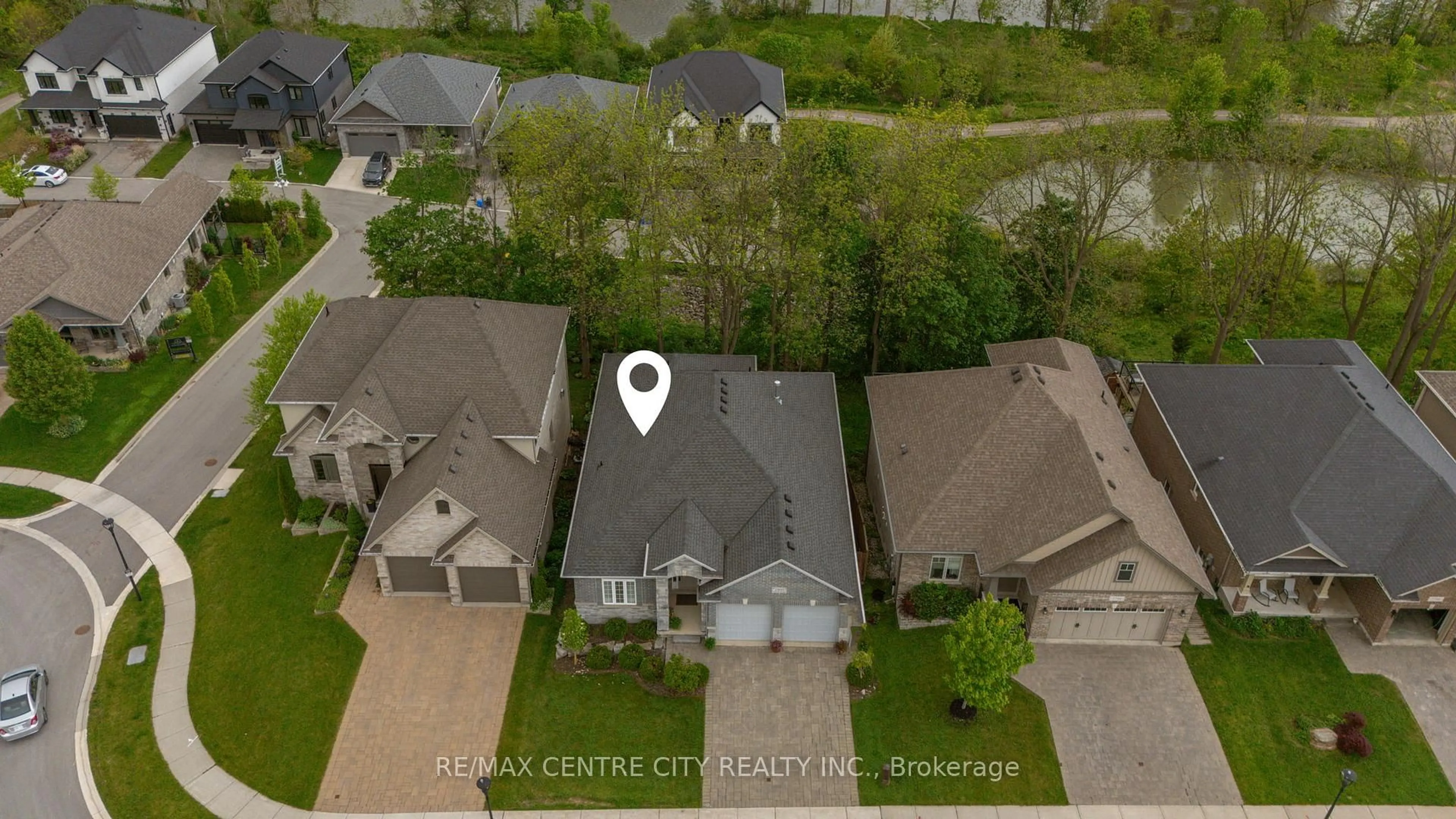 A pic from outside/outdoor area/front of a property/back of a property/a pic from drone, street for 2800 Sheffield Pl, London South Ontario N6M 0E5