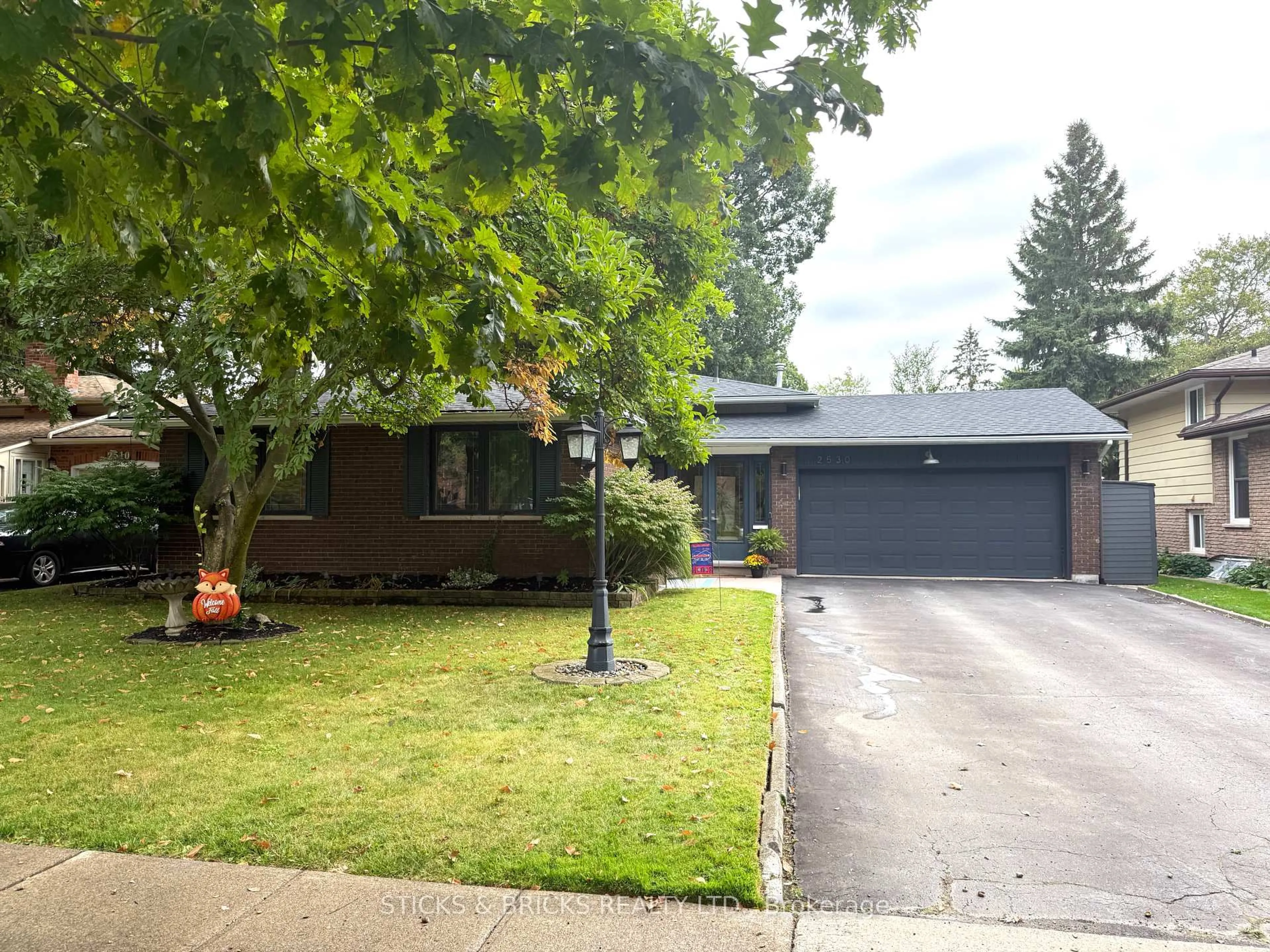Home with brick exterior material, street for 2530 Dorchester Rd, Niagara Falls Ontario L2J 2Y8