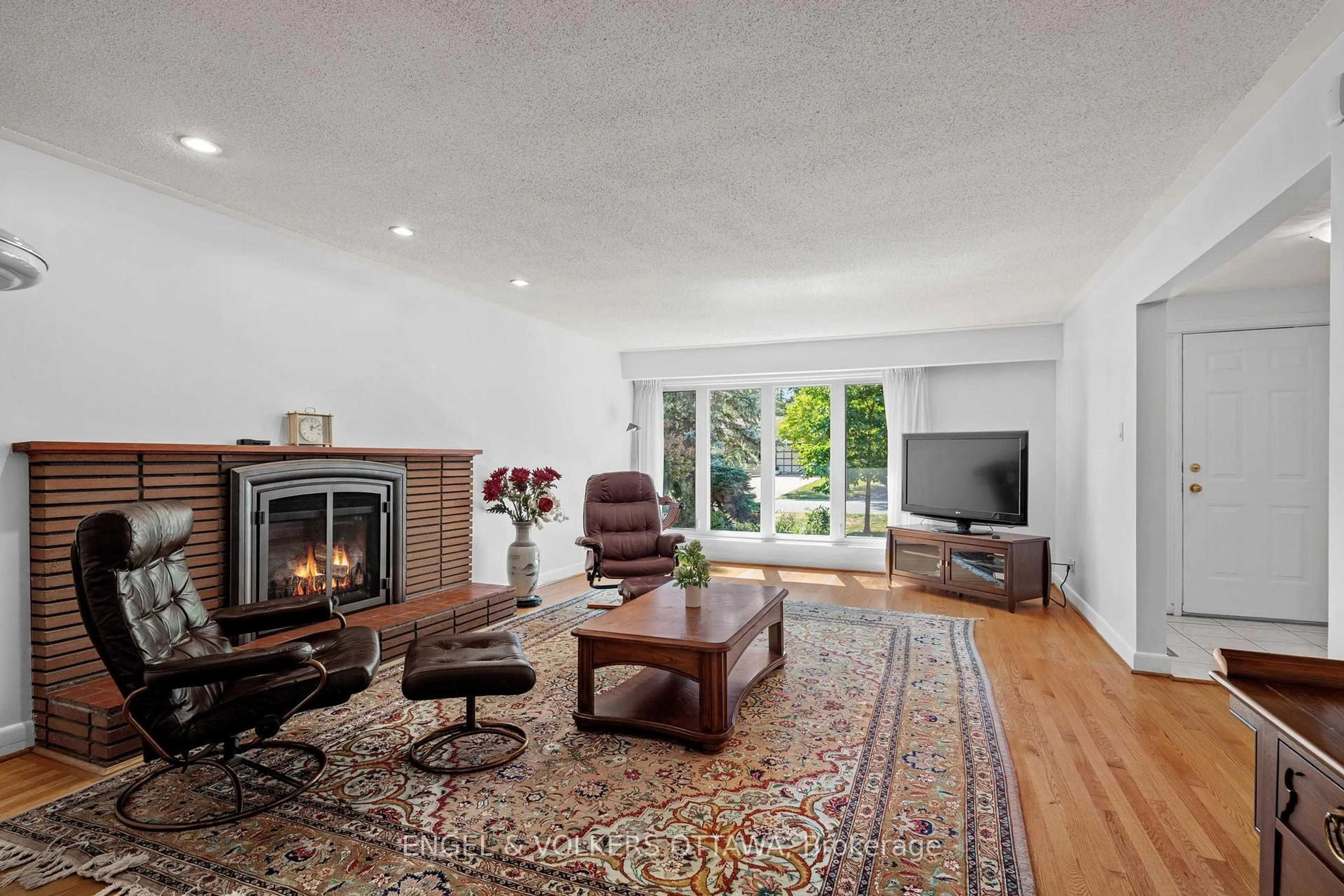 Living room with furniture, unknown for 337 Mountbatten Ave, Ottawa Ontario K1H 5W2