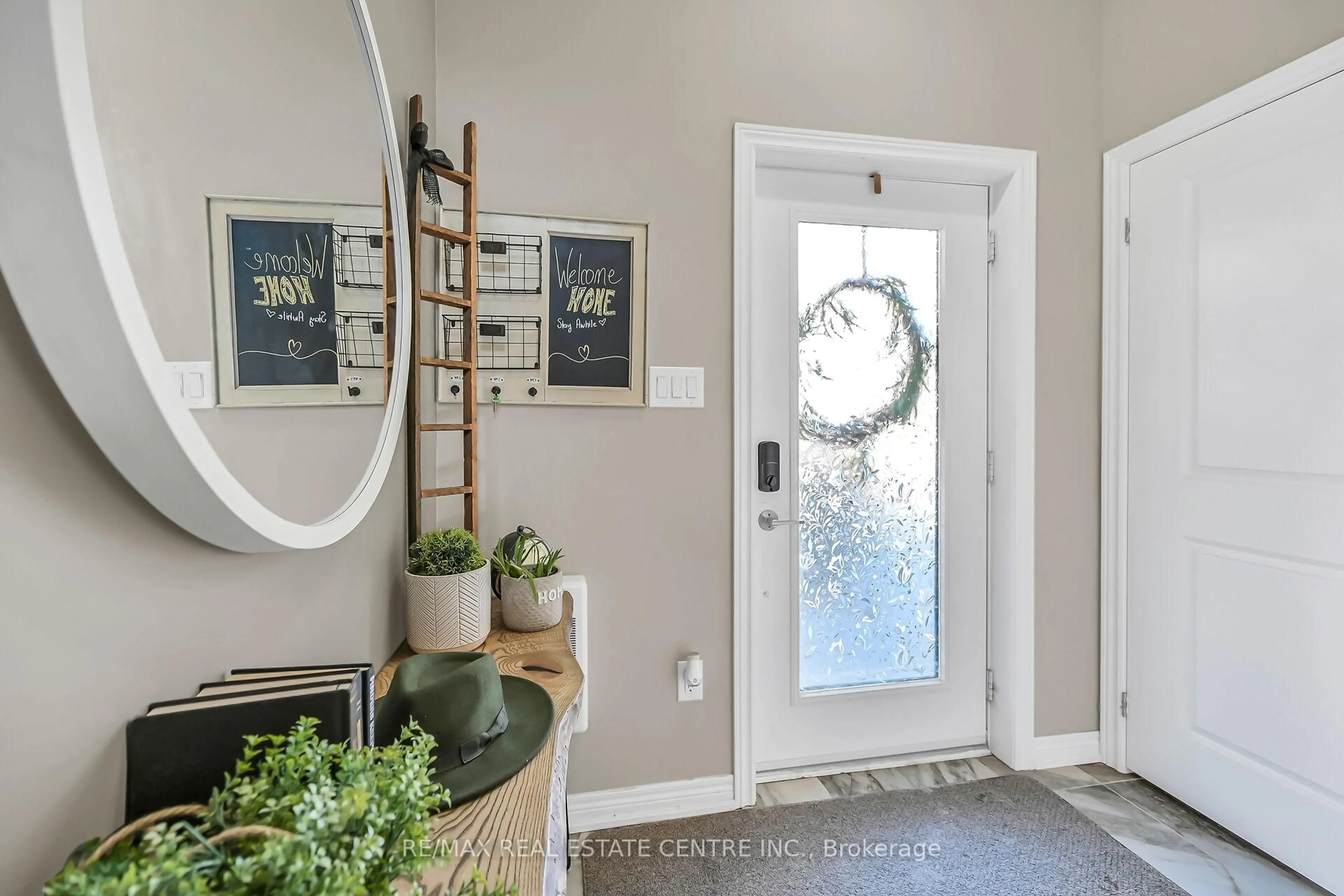 Indoor entryway for 61 Esplanade Lane, Grimsby Ontario L3M 0H2