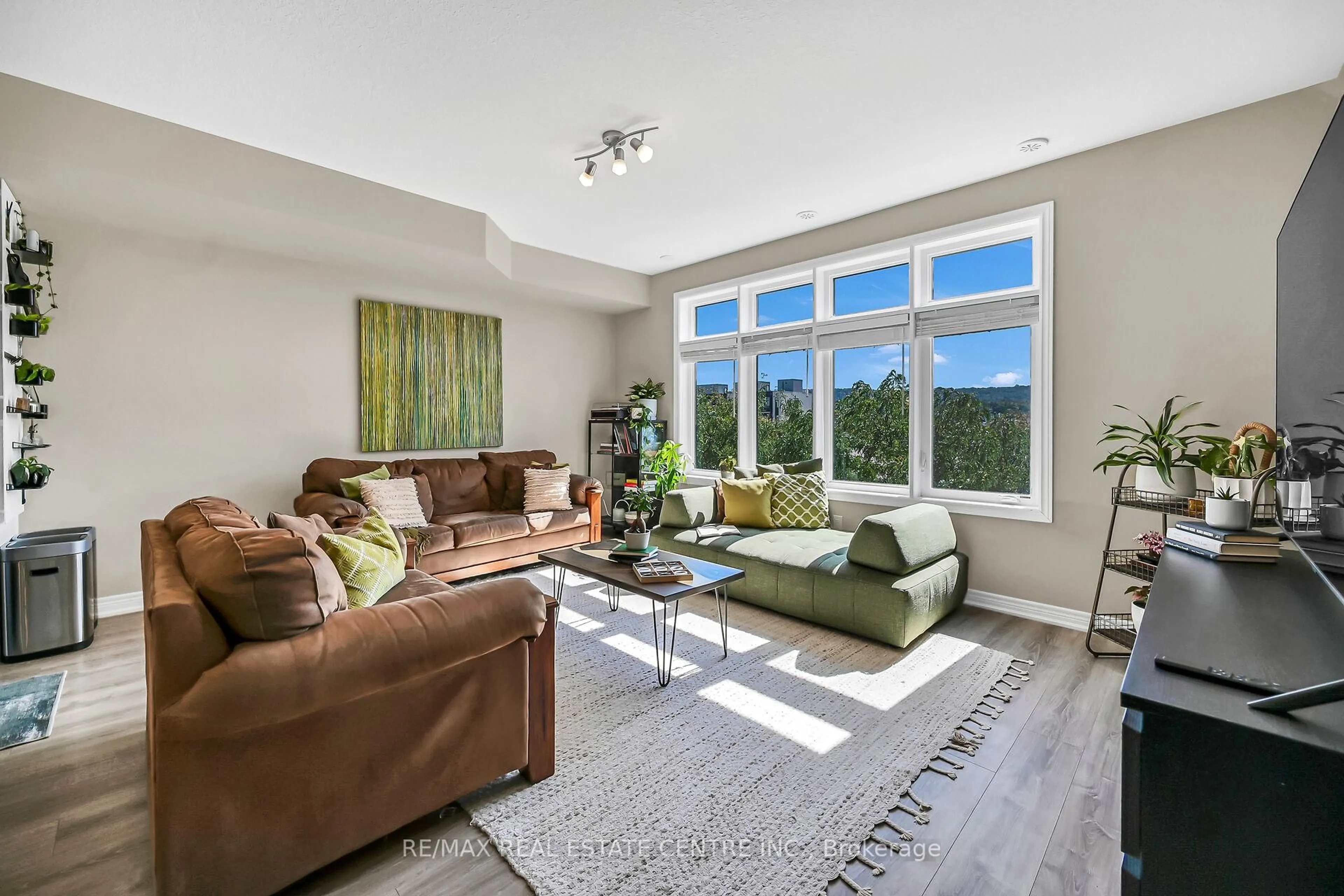 Living room with furniture, unknown for 61 Esplanade Lane, Grimsby Ontario L3M 0H2