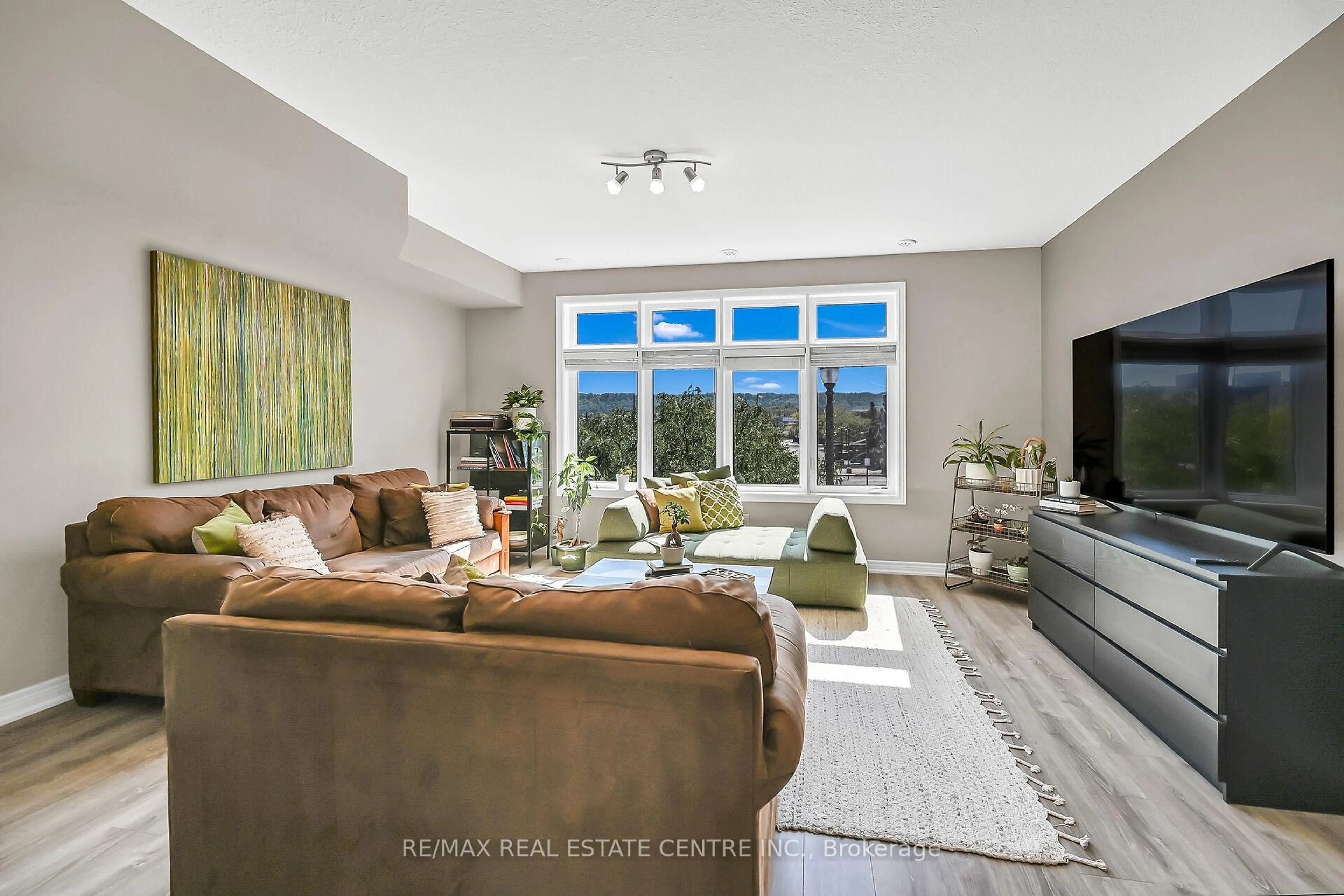 Living room with furniture, ceramic/tile floor for 61 Esplanade Lane, Grimsby Ontario L3M 0H2