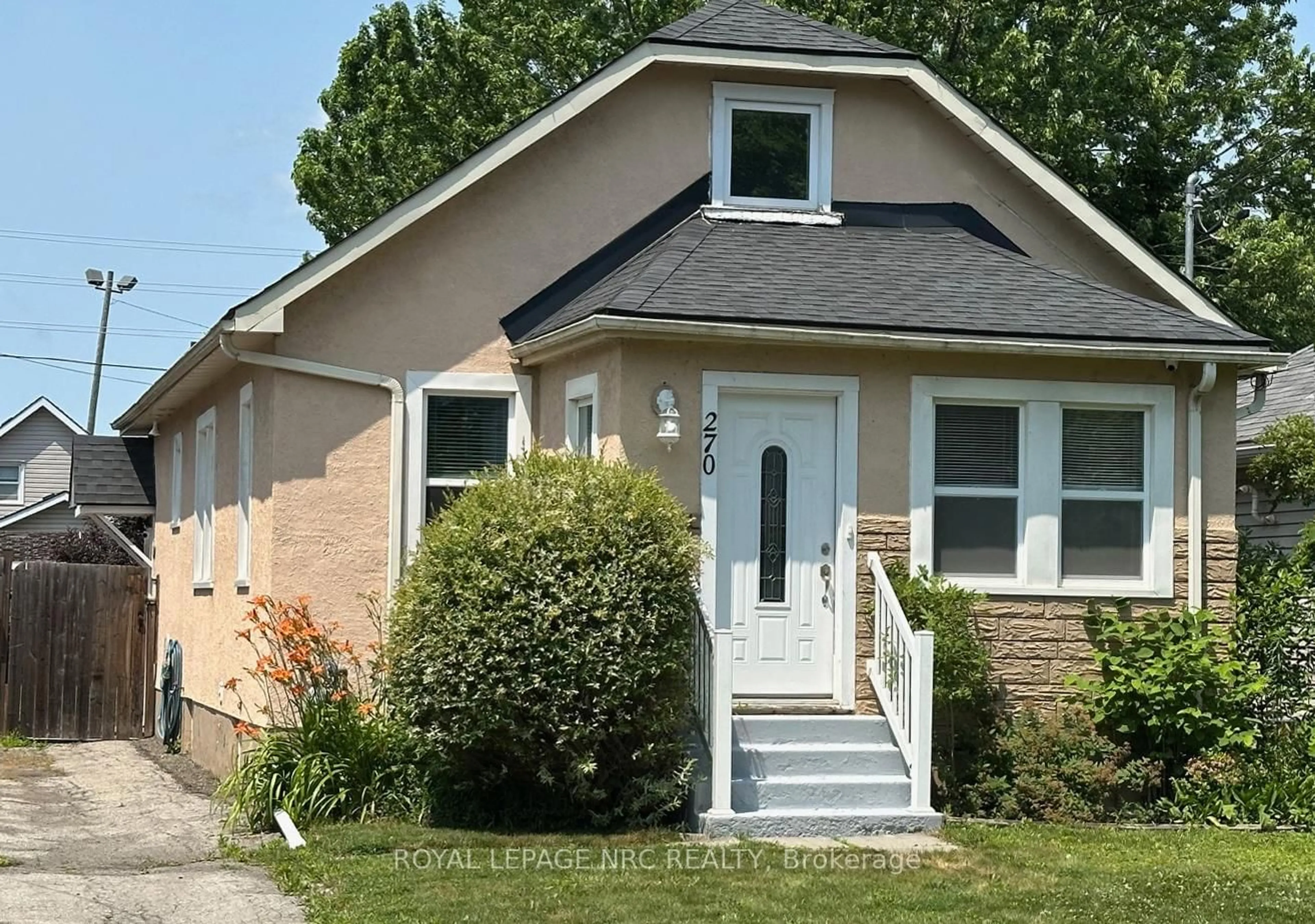 Home with vinyl exterior material, street for 270 Beatrice St, Welland Ontario L3B 2Z7