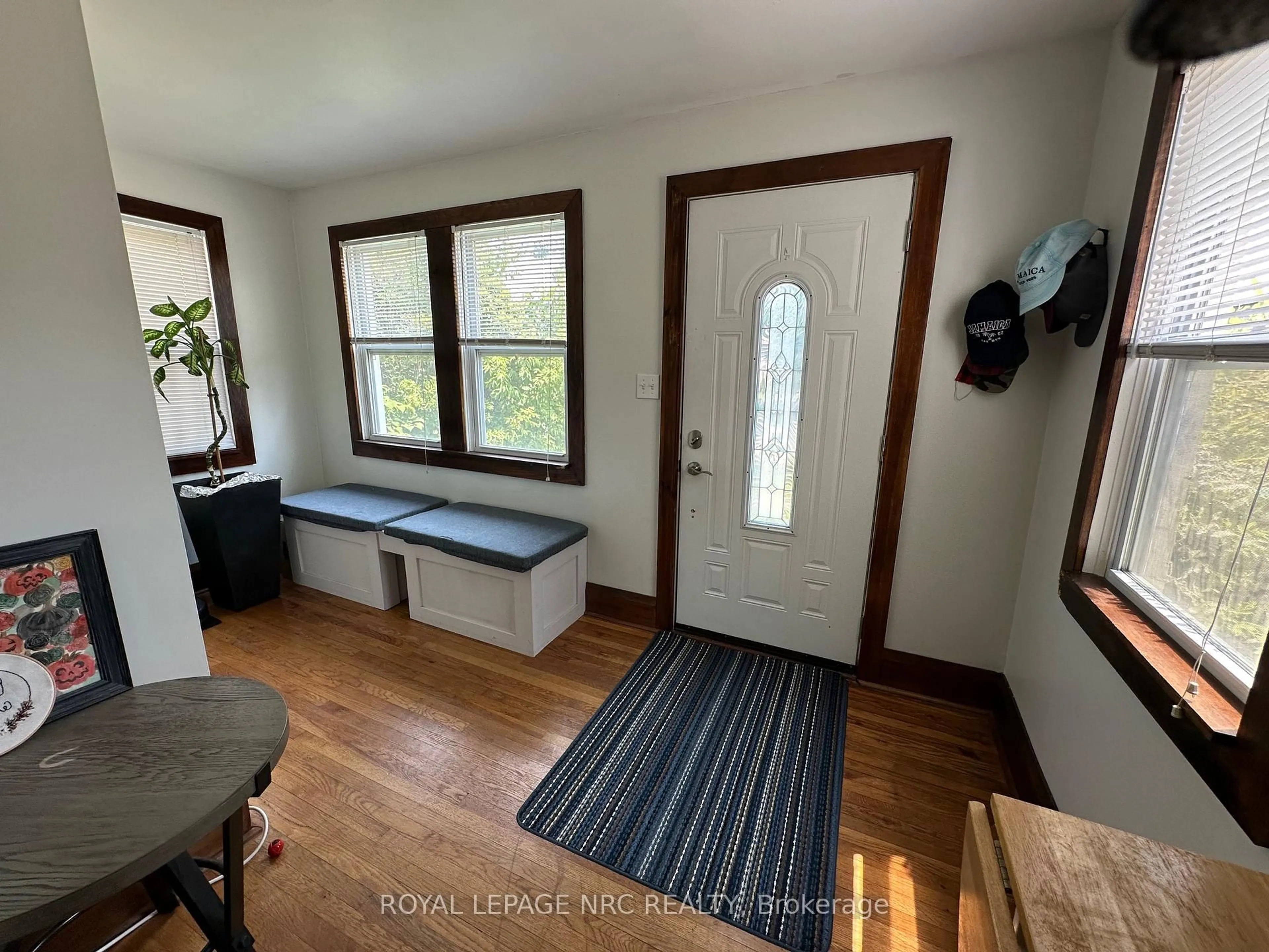 Indoor entryway for 270 Beatrice St, Welland Ontario L3B 2Z7