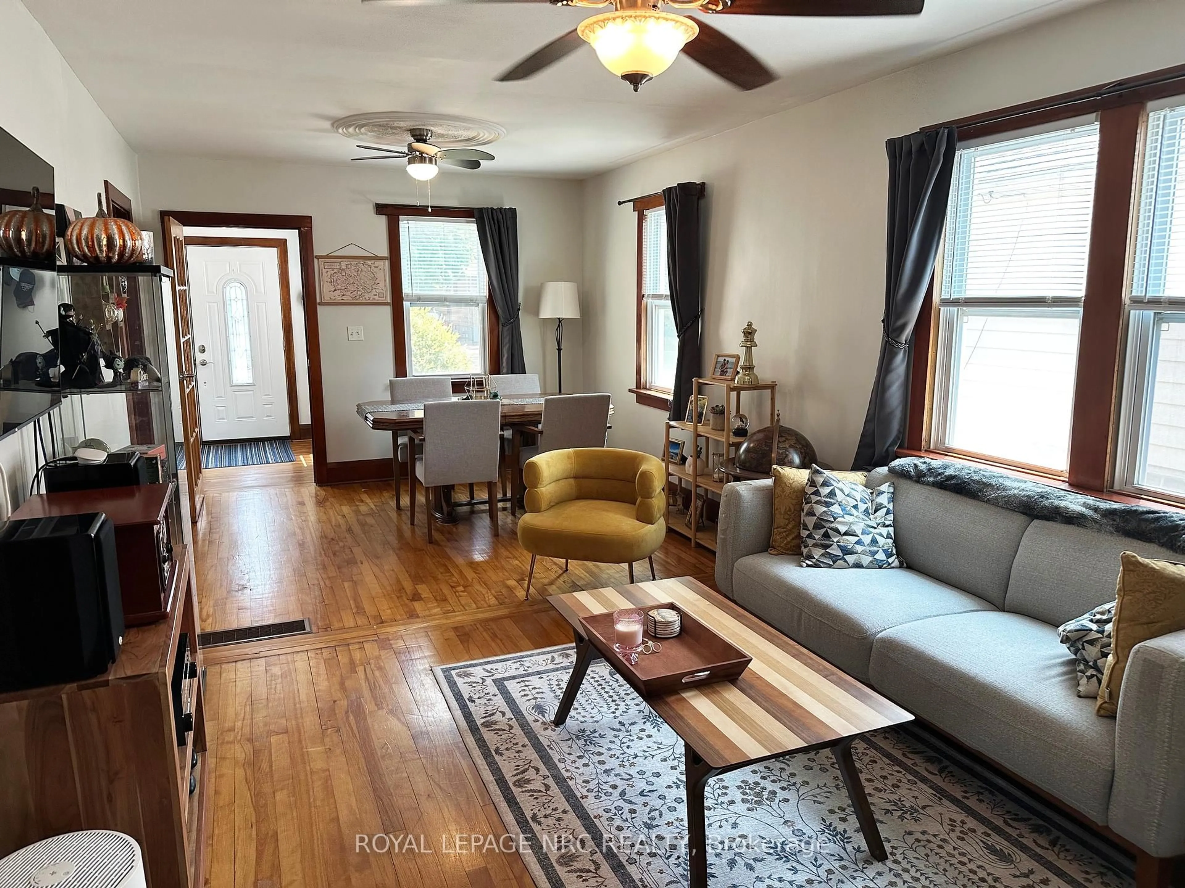 Living room with furniture, wood/laminate floor for 270 Beatrice St, Welland Ontario L3B 2Z7