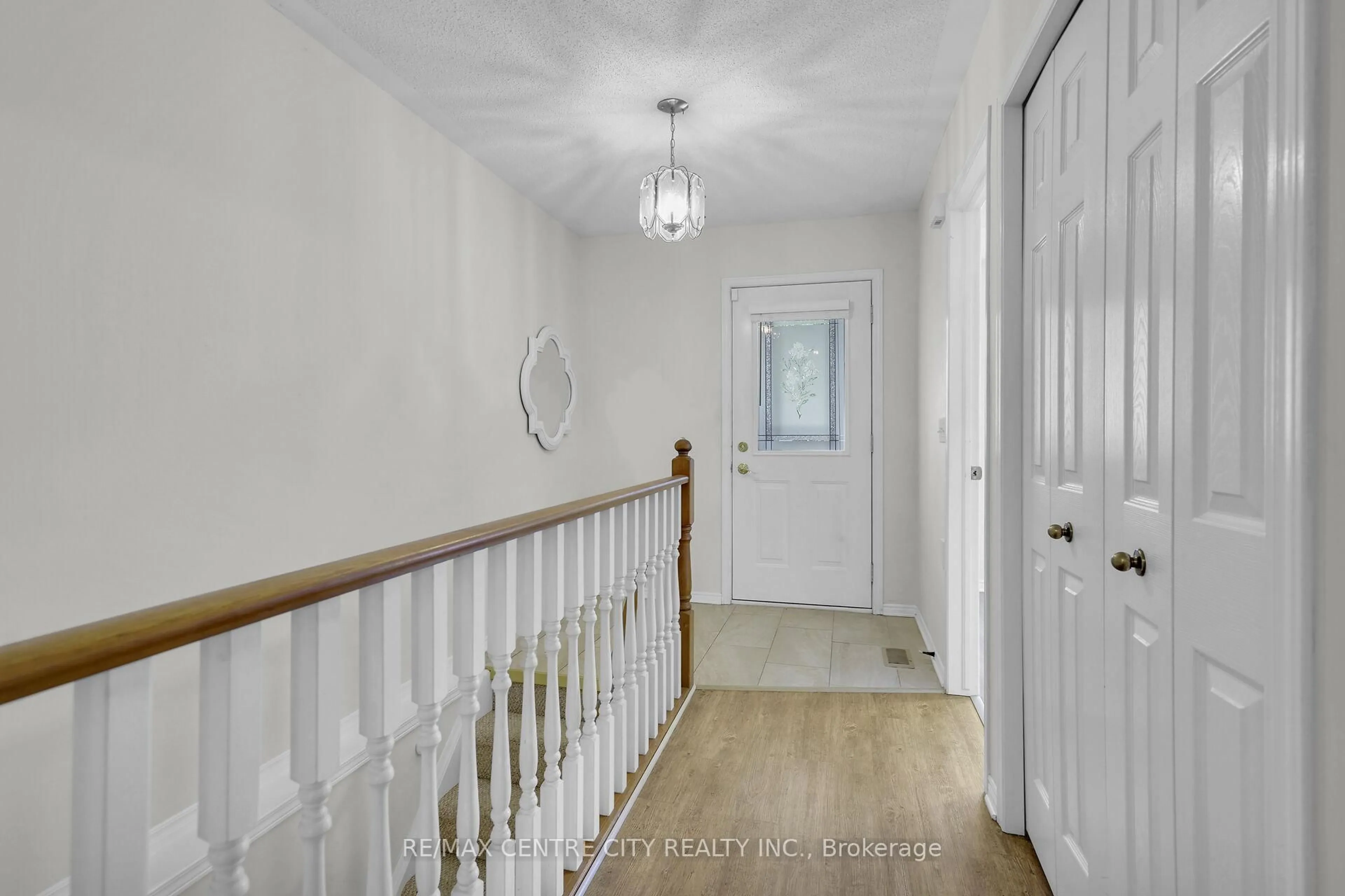 Indoor foyer for 875 Thistledown Way #25, London North Ontario N6G 5G5
