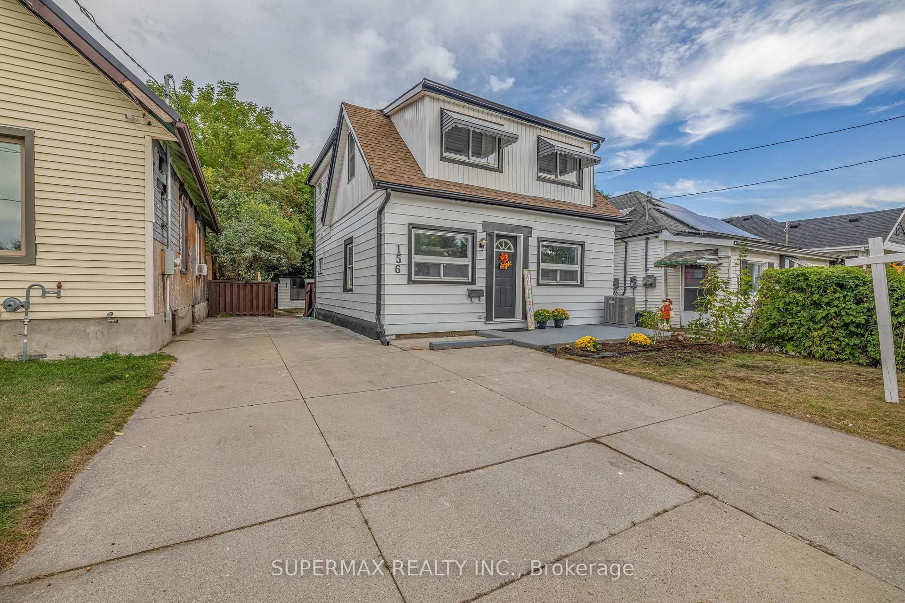 A pic from outside/outdoor area/front of a property/back of a property/a pic from drone, street for 156 Brisbin St, London East Ontario N5Z 2M1