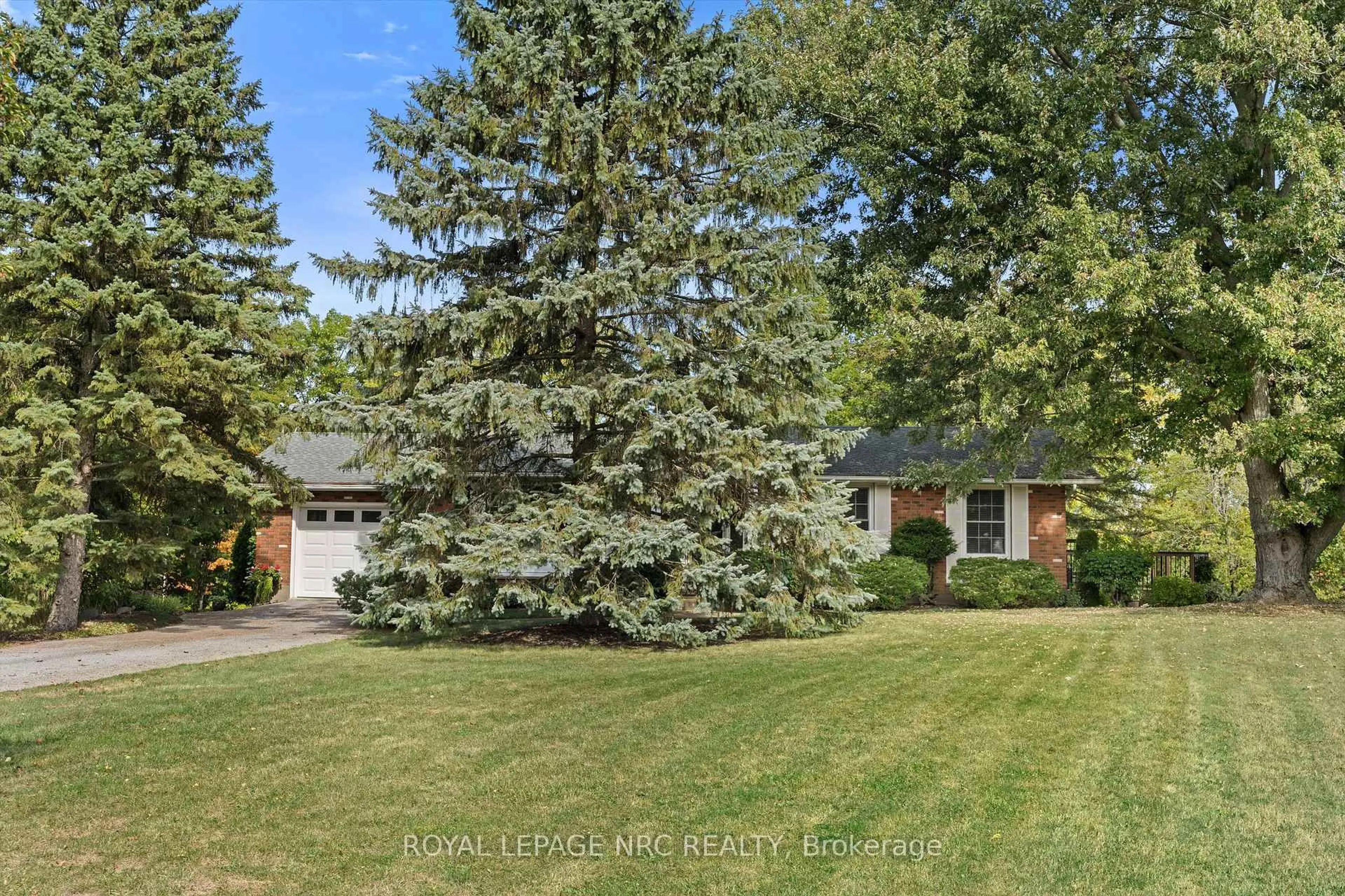A pic from outside/outdoor area/front of a property/back of a property/a pic from drone, street for 3433 Robbins Ave, Lincoln Ontario L2R 6P7
