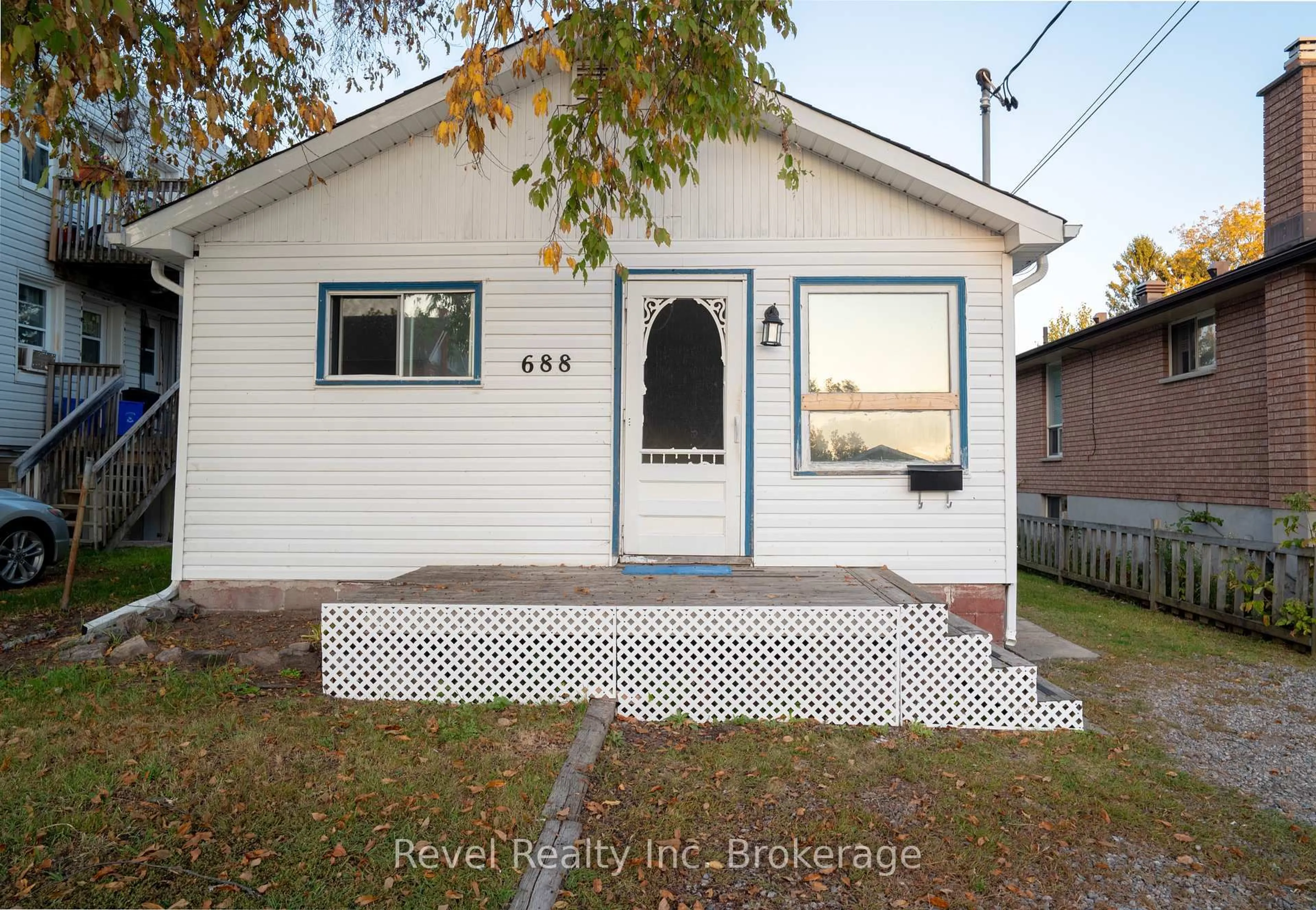 Unknown for 688 Douglas St, North Bay Ontario P1B 5N8