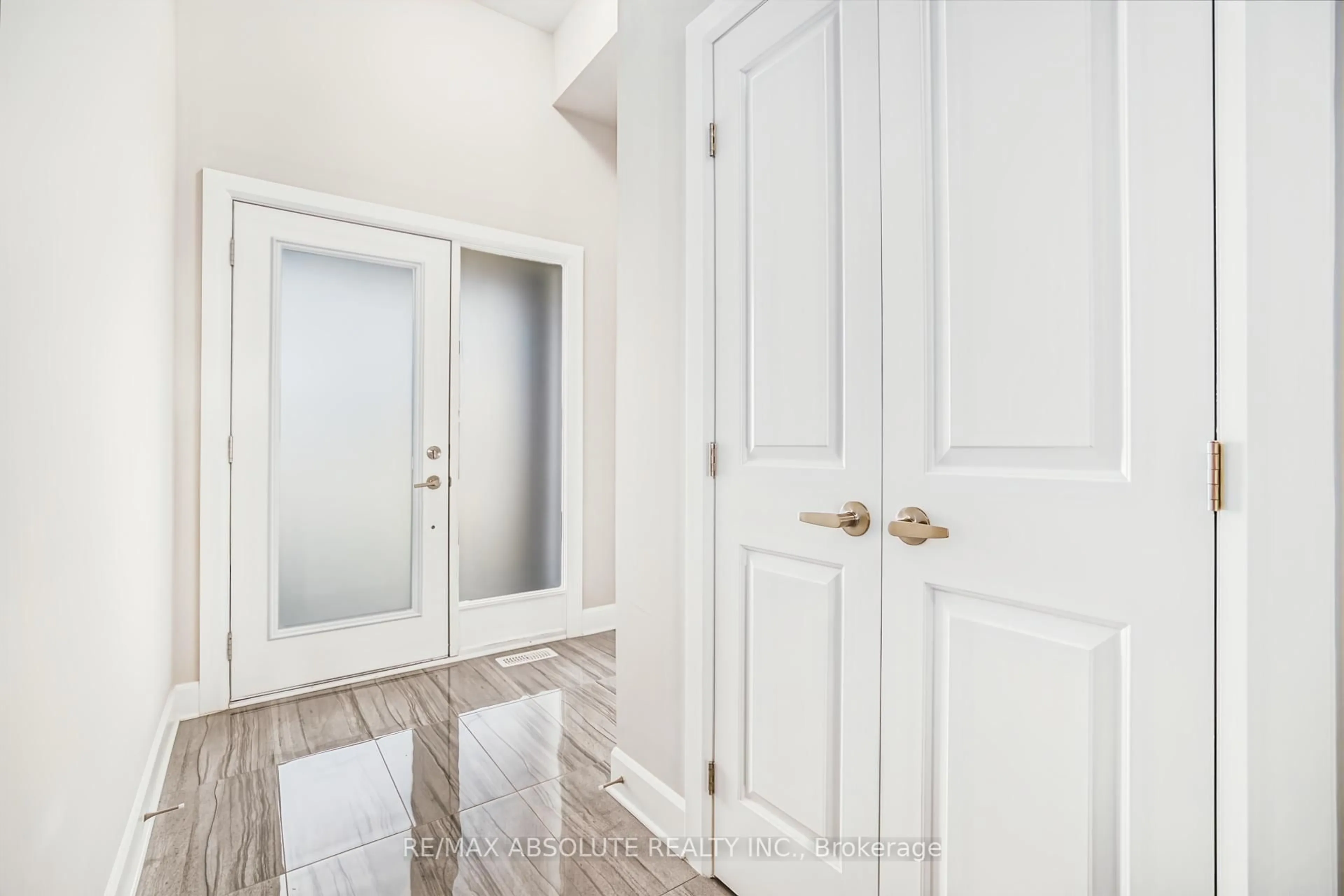 Indoor entryway for 184 Hooper St, Carleton Place Ontario K7C 0W2
