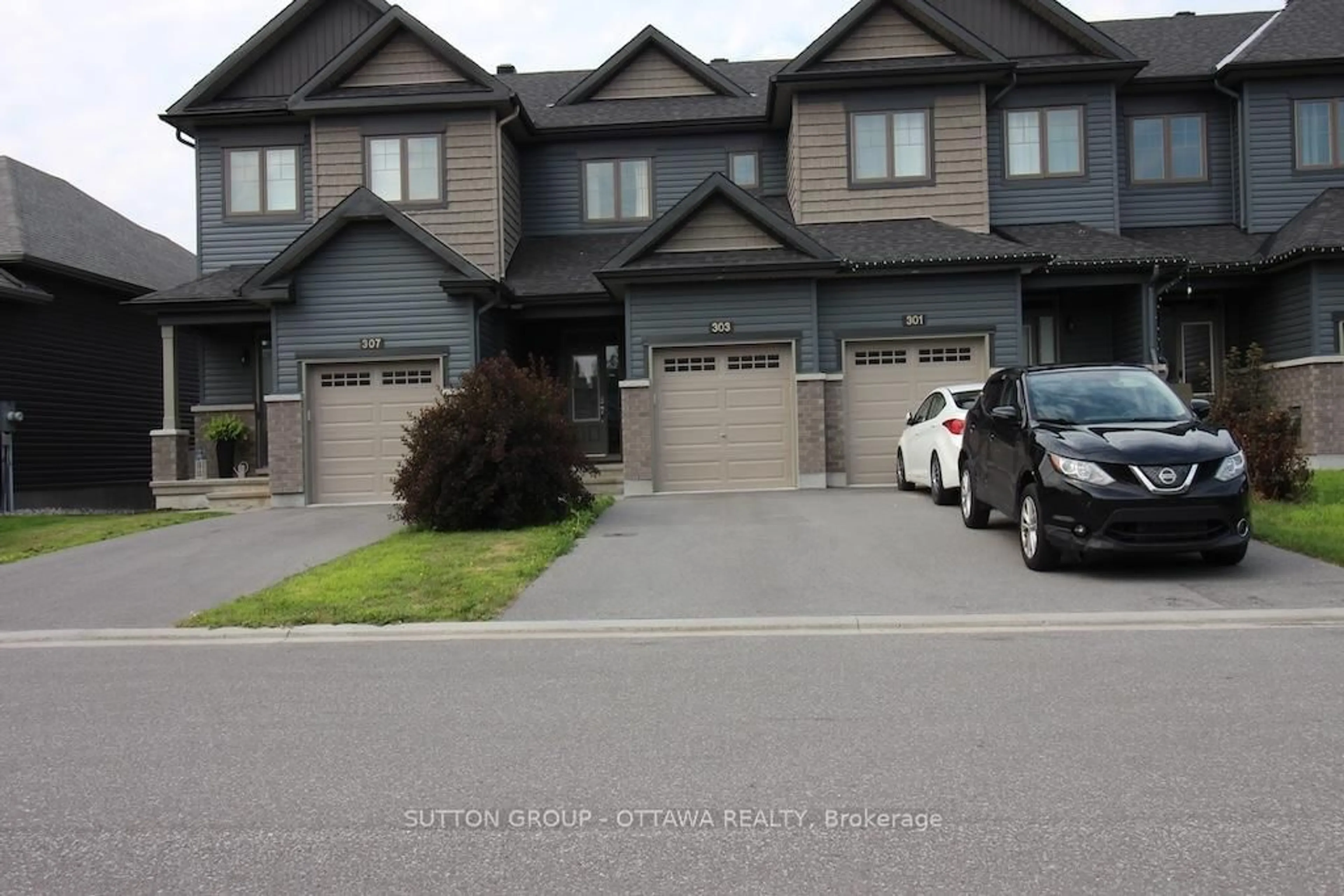 A pic from outside/outdoor area/front of a property/back of a property/a pic from drone, street for 303 Rue De L Etang St, Clarence-Rockland Ontario K4K 0K1