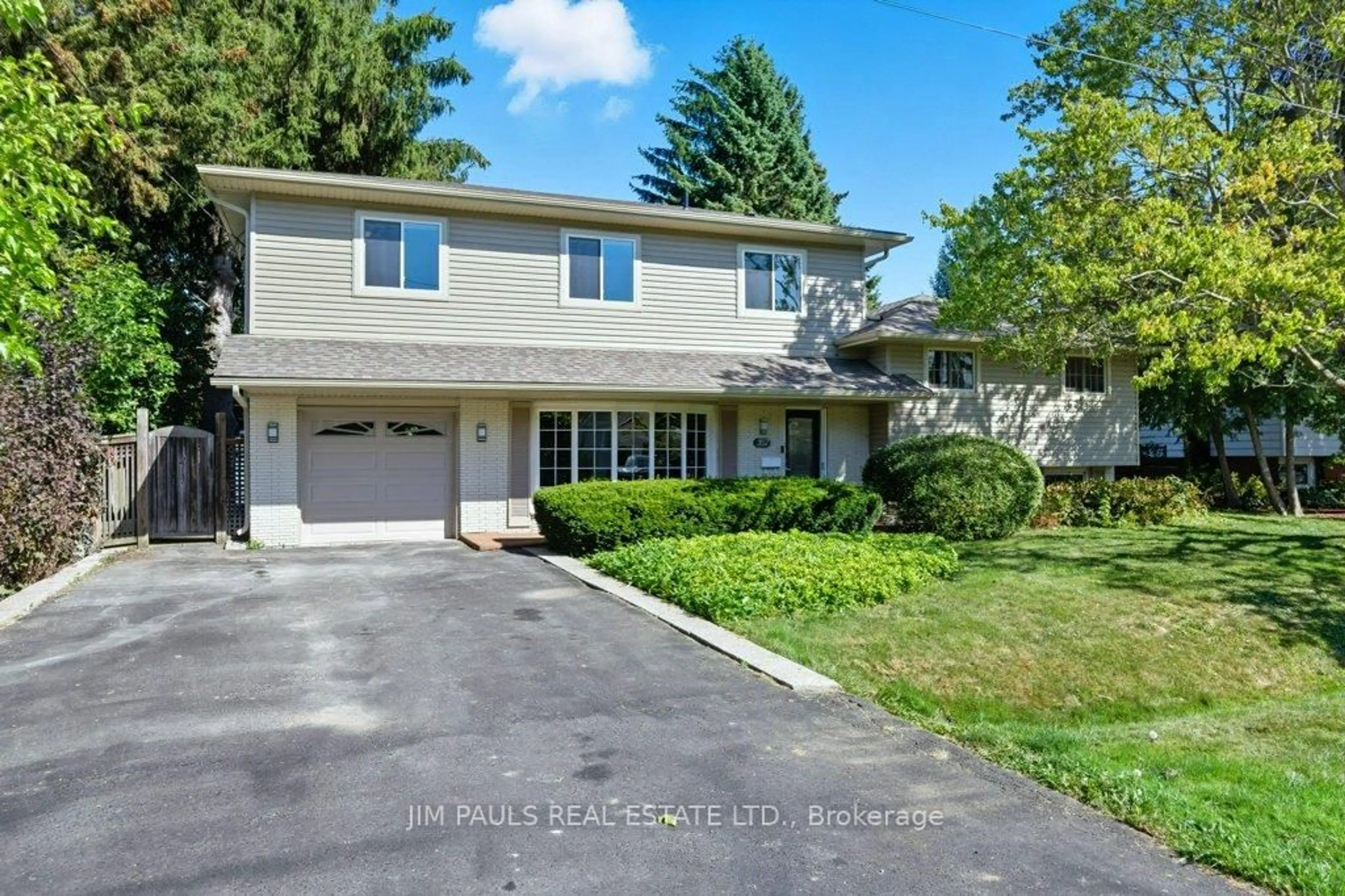 A pic from outside/outdoor area/front of a property/back of a property/a pic from drone, street for 207 Spring Tr, Hamilton Ontario L9G 1Z3