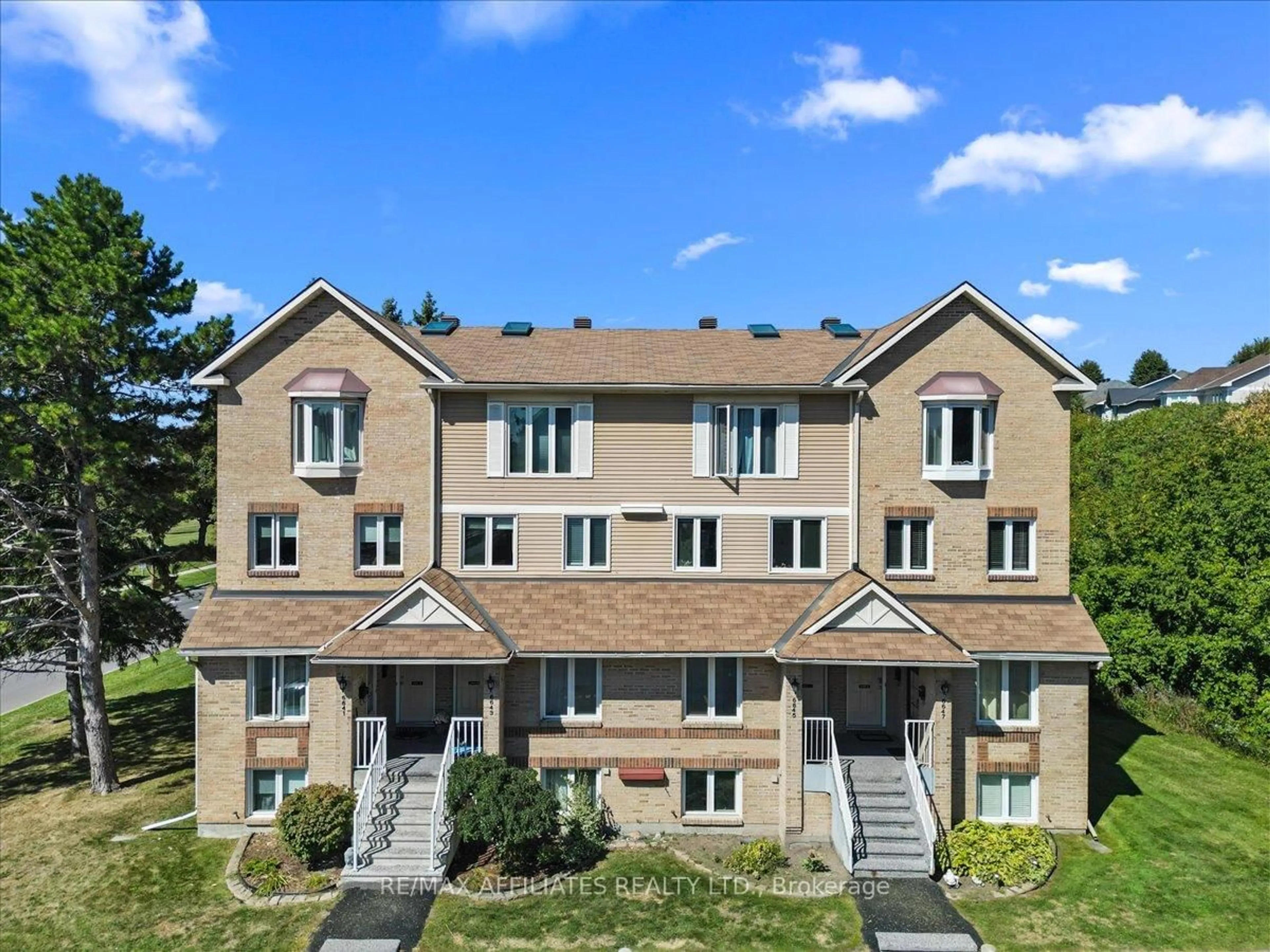 A pic from outside/outdoor area/front of a property/back of a property/a pic from drone, building for 6643 Bilberry Dr #A, Ottawa Ontario K1C 4N5