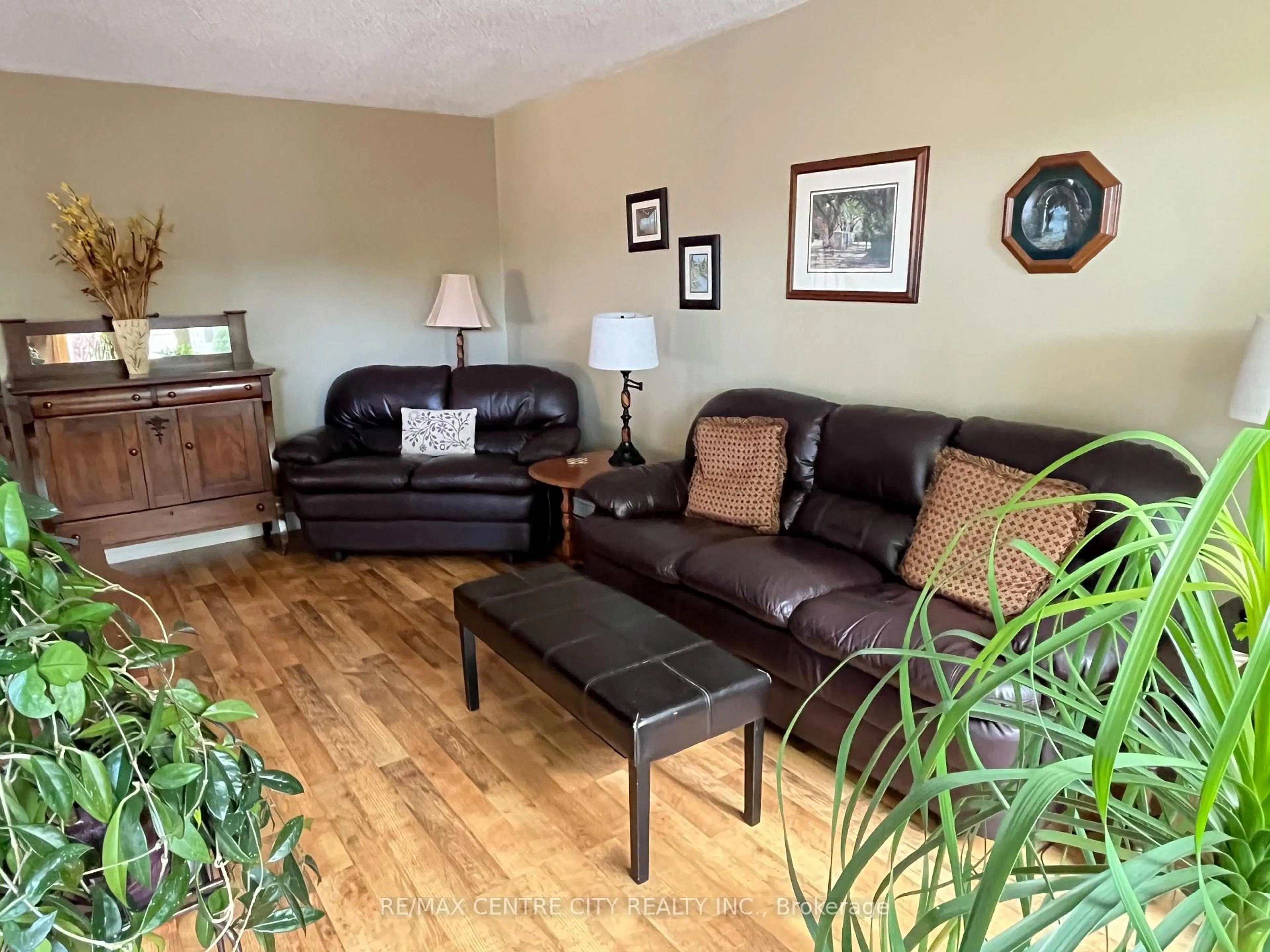 Living room with furniture, unknown for 9 Speight Cres, London East Ontario N5V 3W2