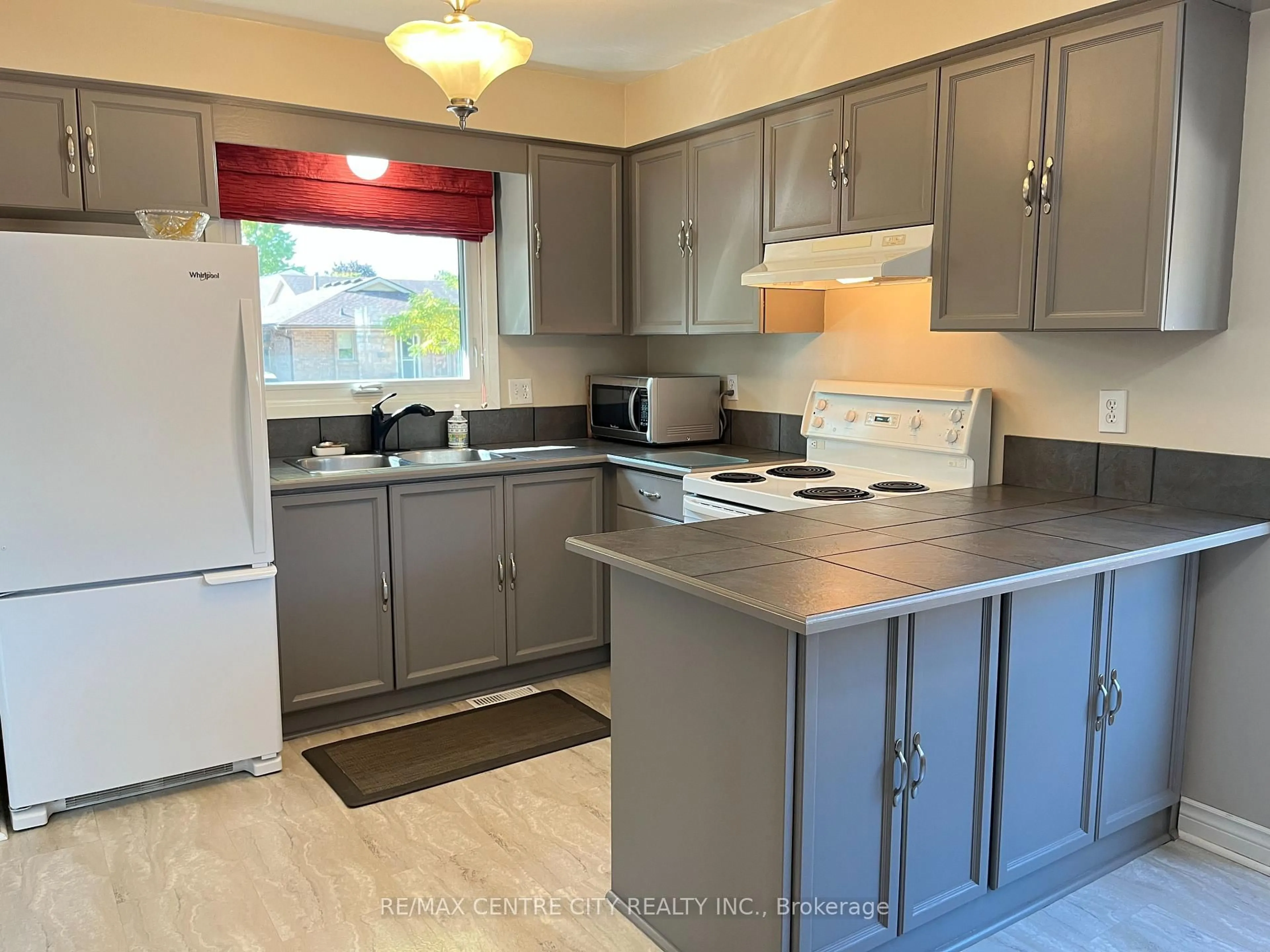 Standard kitchen, unknown for 9 Speight Cres, London East Ontario N5V 3W2