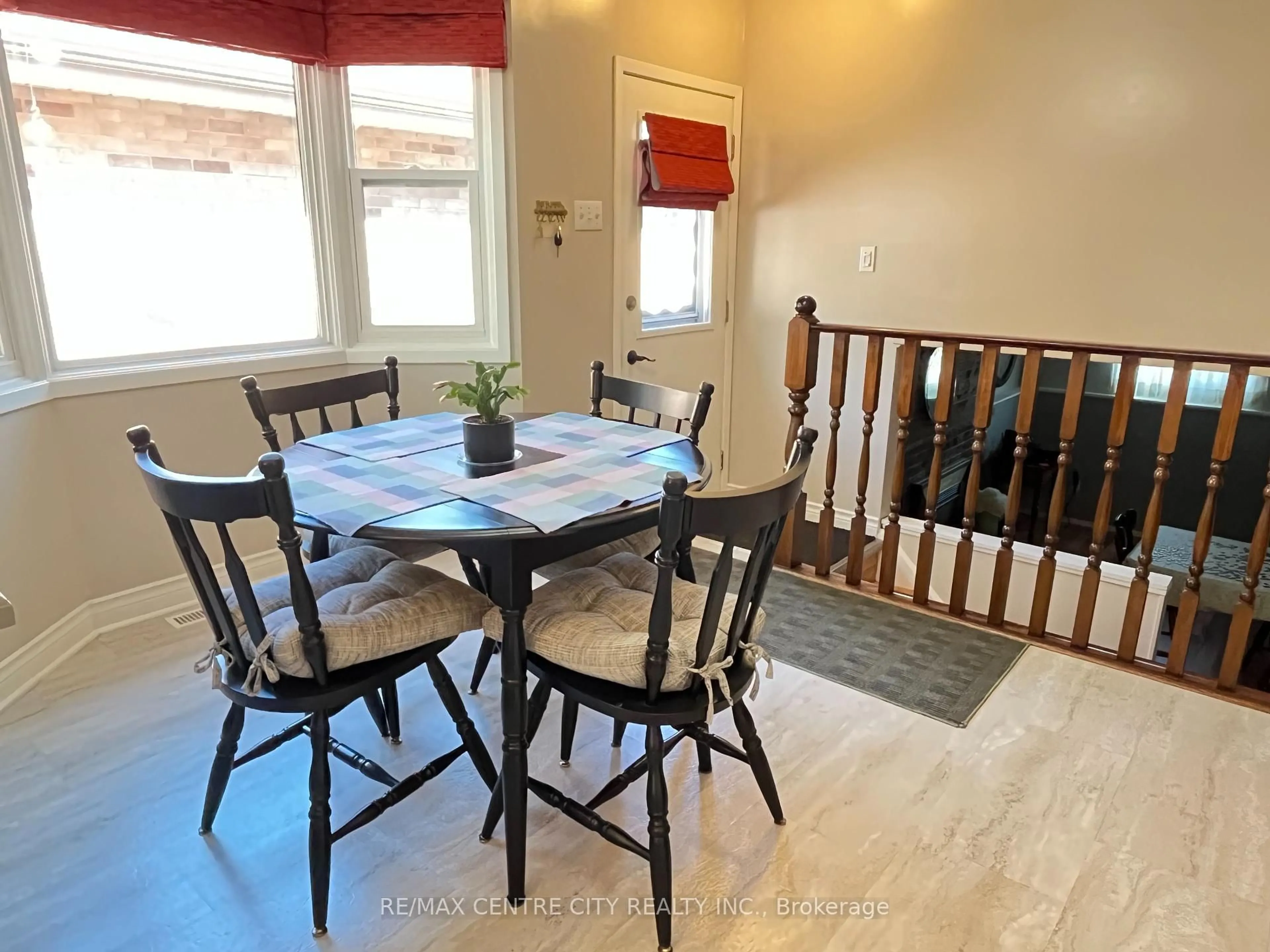 Dining room, wood/laminate floor for 9 Speight Cres, London East Ontario N5V 3W2