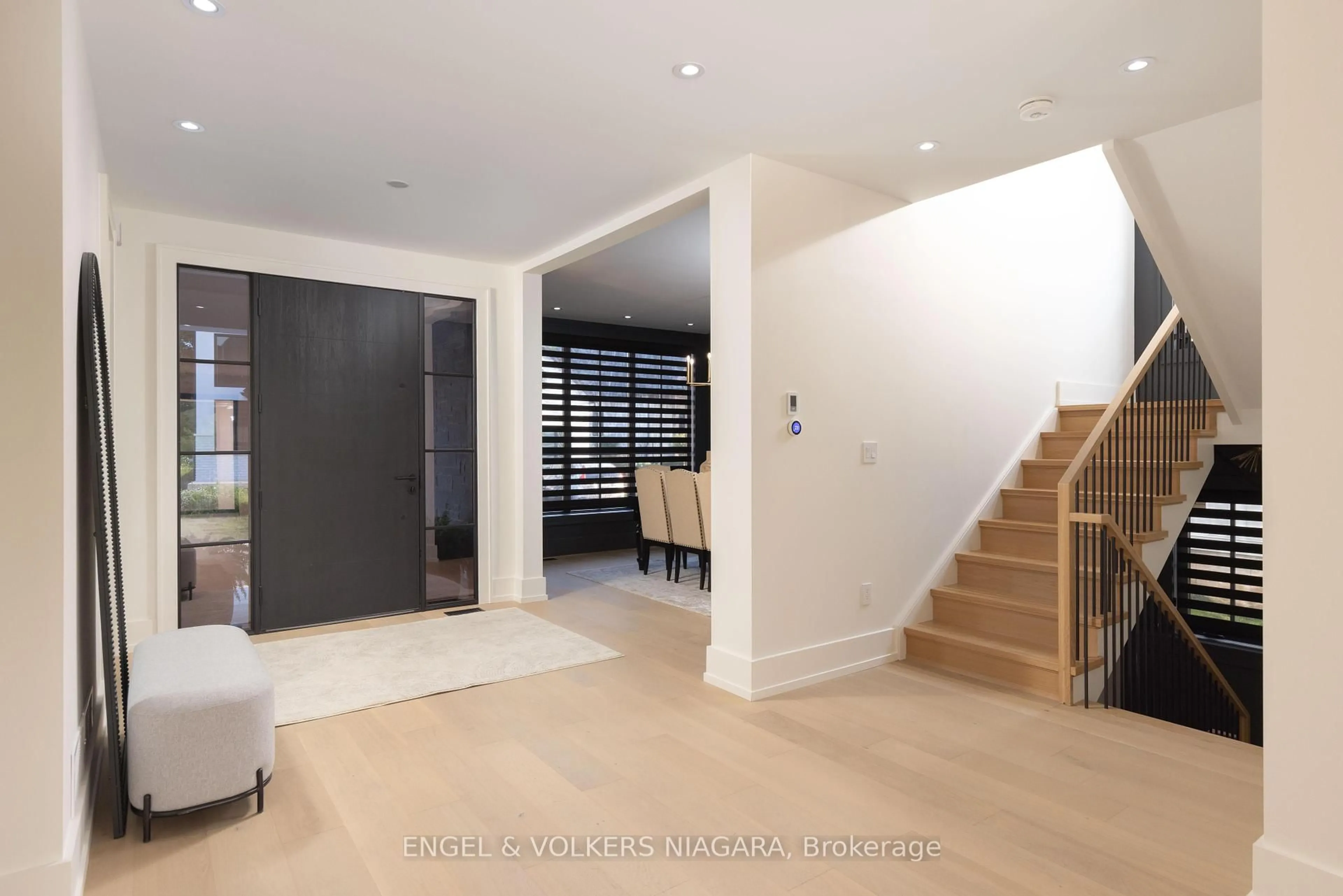 Indoor foyer for 6 Fedorkow Lane, Niagara-on-the-Lake Ontario L0S 1J1
