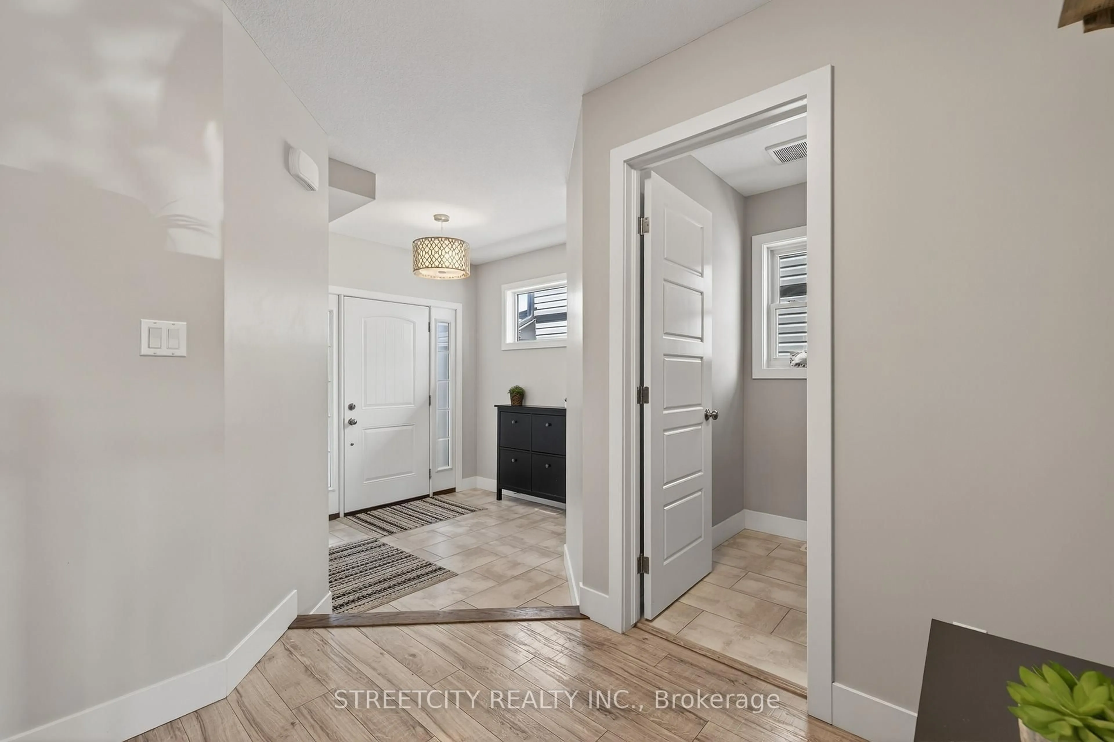 Indoor entryway for 1895 Frederick Cres, London East Ontario N5W 0A5